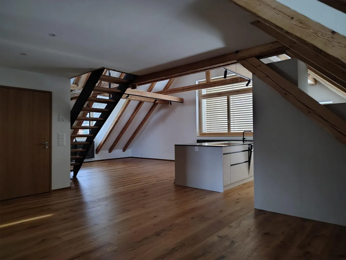 Prima occupazione luminoso attico di 4,5 stanze con balcone e giardino - Foto 12 di 15