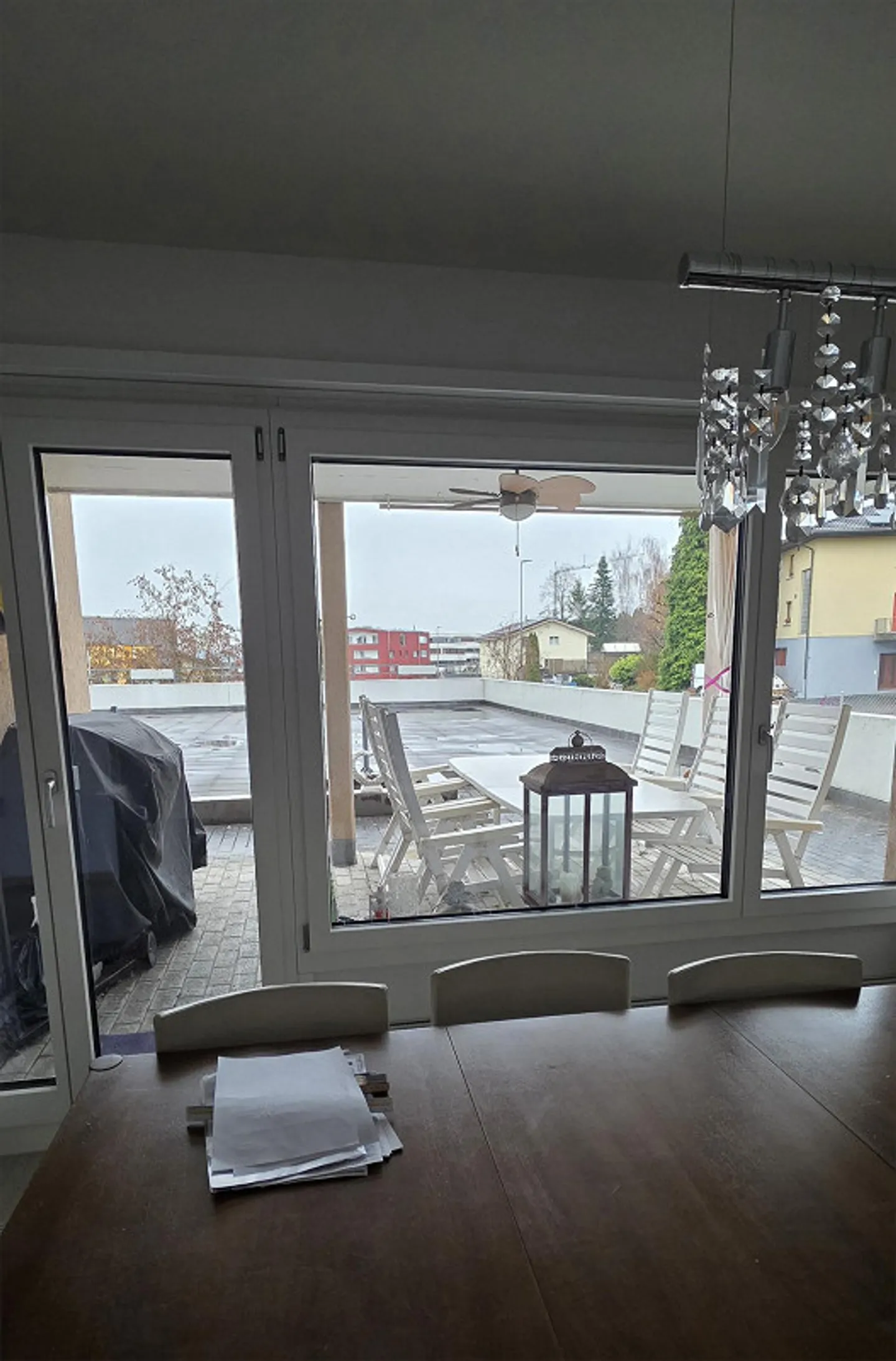 Ampio e luminoso appartamento di 4 stanze con grande terrazza e garage singolo - Foto 4 di 8