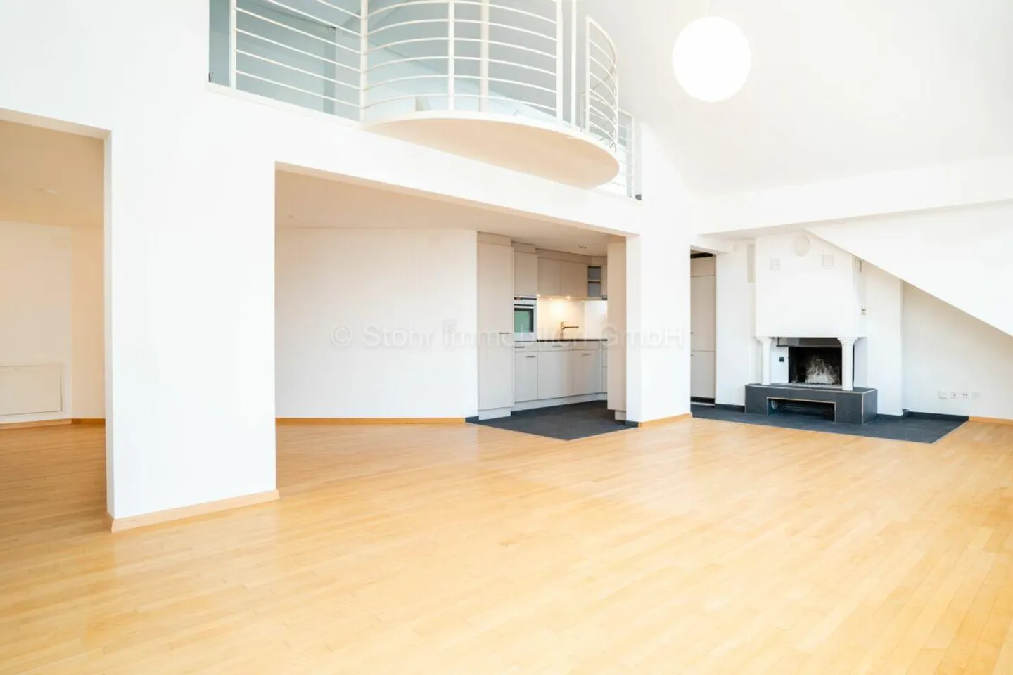 Attico unico di 3,5 stanze con galleria nel cuore di Oberwinterthur - Foto 2 di 20