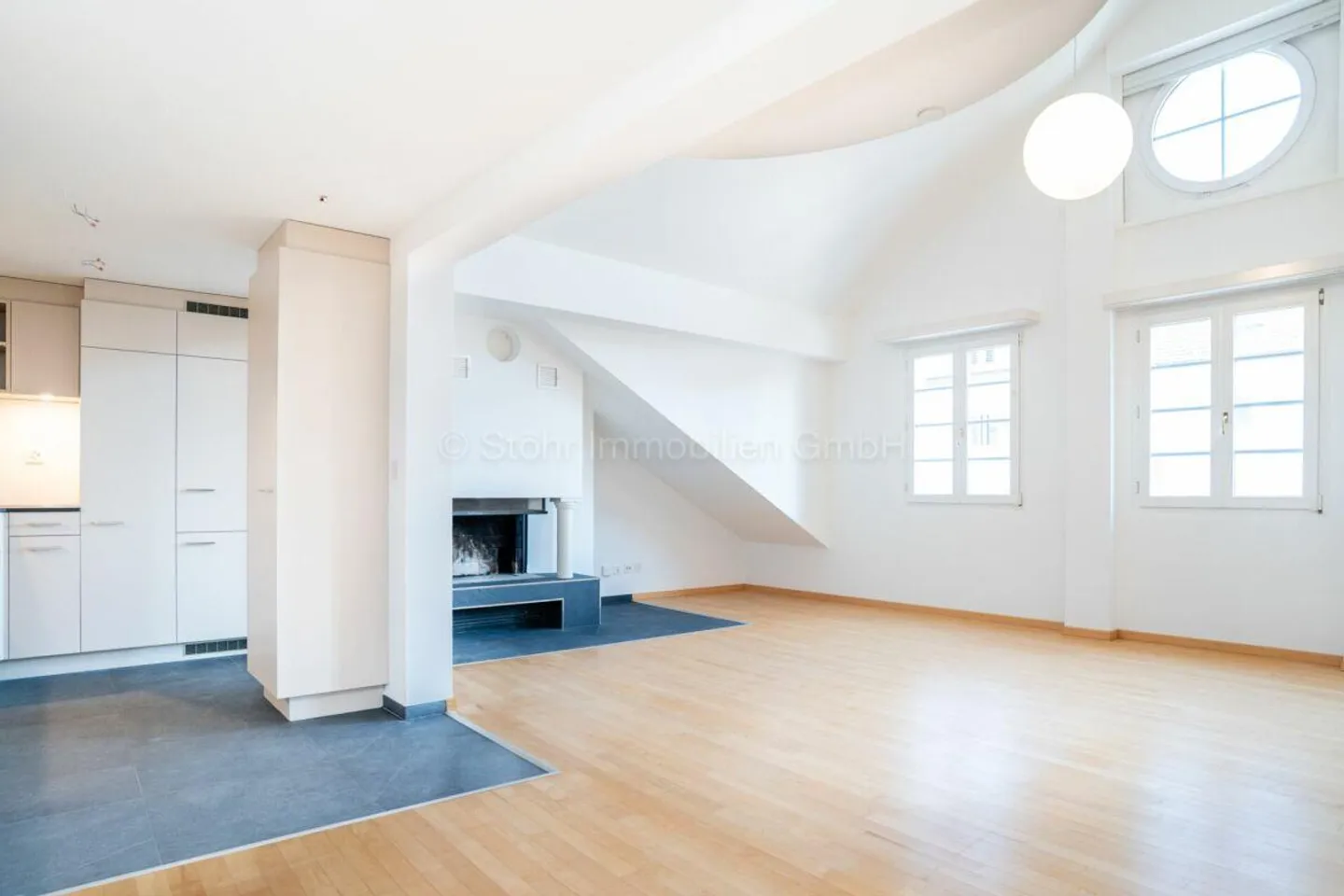 Attico unico di 3,5 stanze con galleria nel cuore di Oberwinterthur - Foto 3 di 20