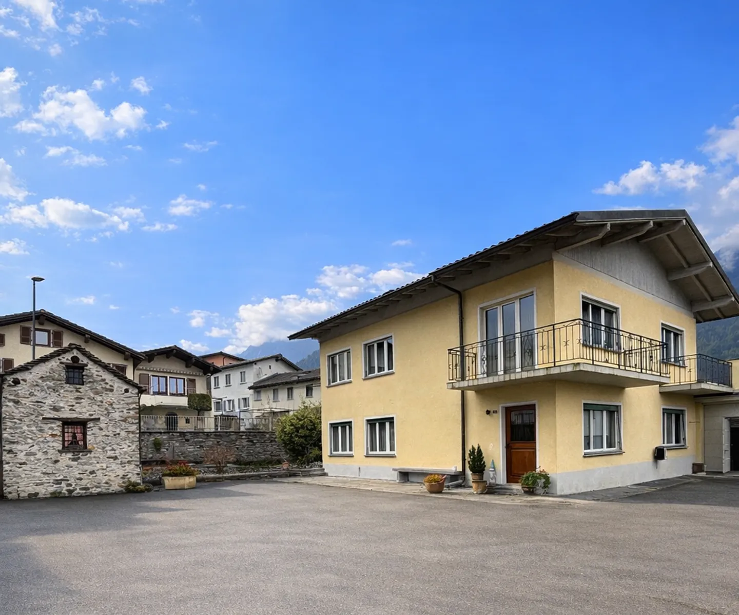 Maison avec deux appartements, intégrée dans le paysage verdoyant de Cama - Norantola - Photo 1 sur 10