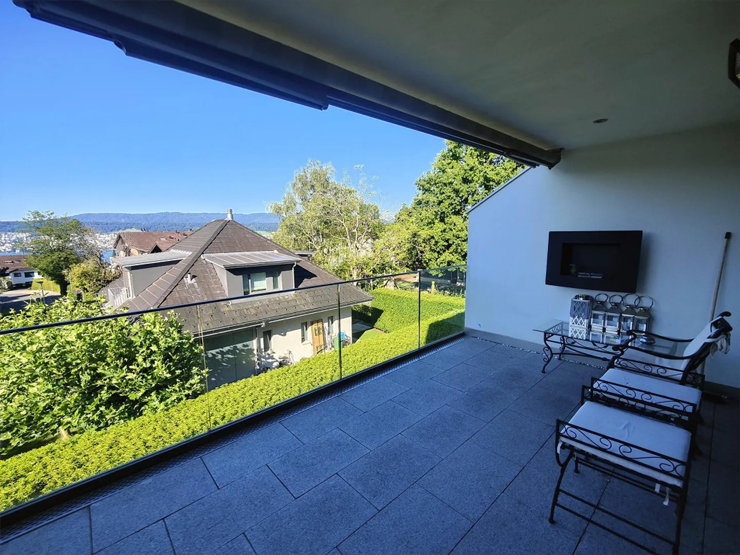 Dreamlike Maisonette Apartment with a View! - Photo 13 of 14