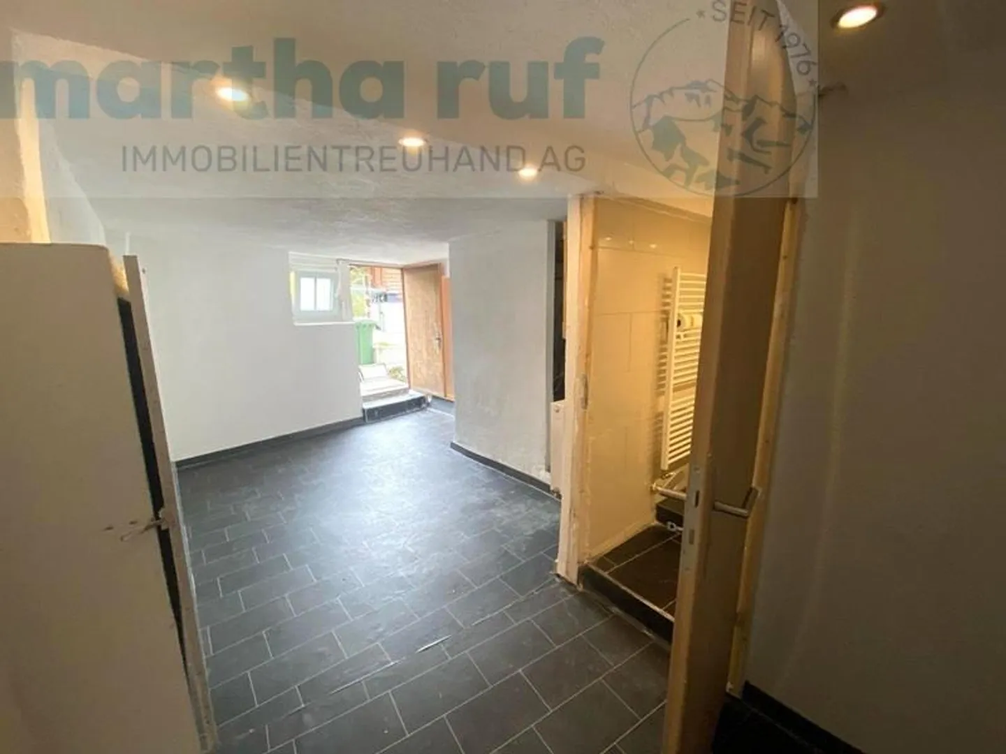 Haus mit Wohnung und Laden - Foto 8 von 9