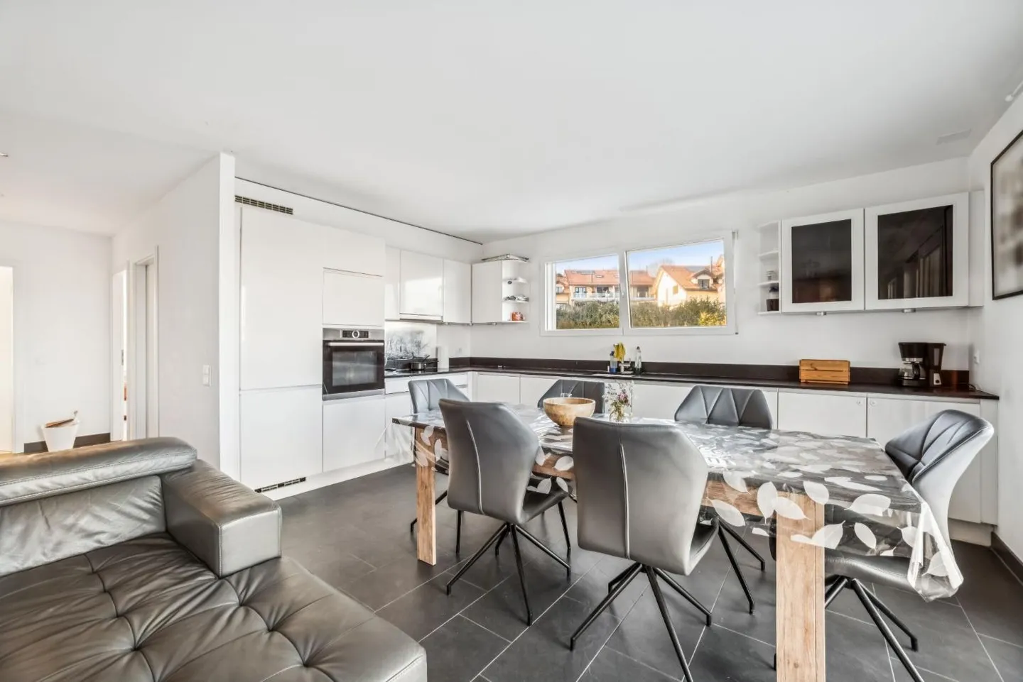 4.5 rooms bright with a clear view of the lake and two balconies - Photo 2 of 8