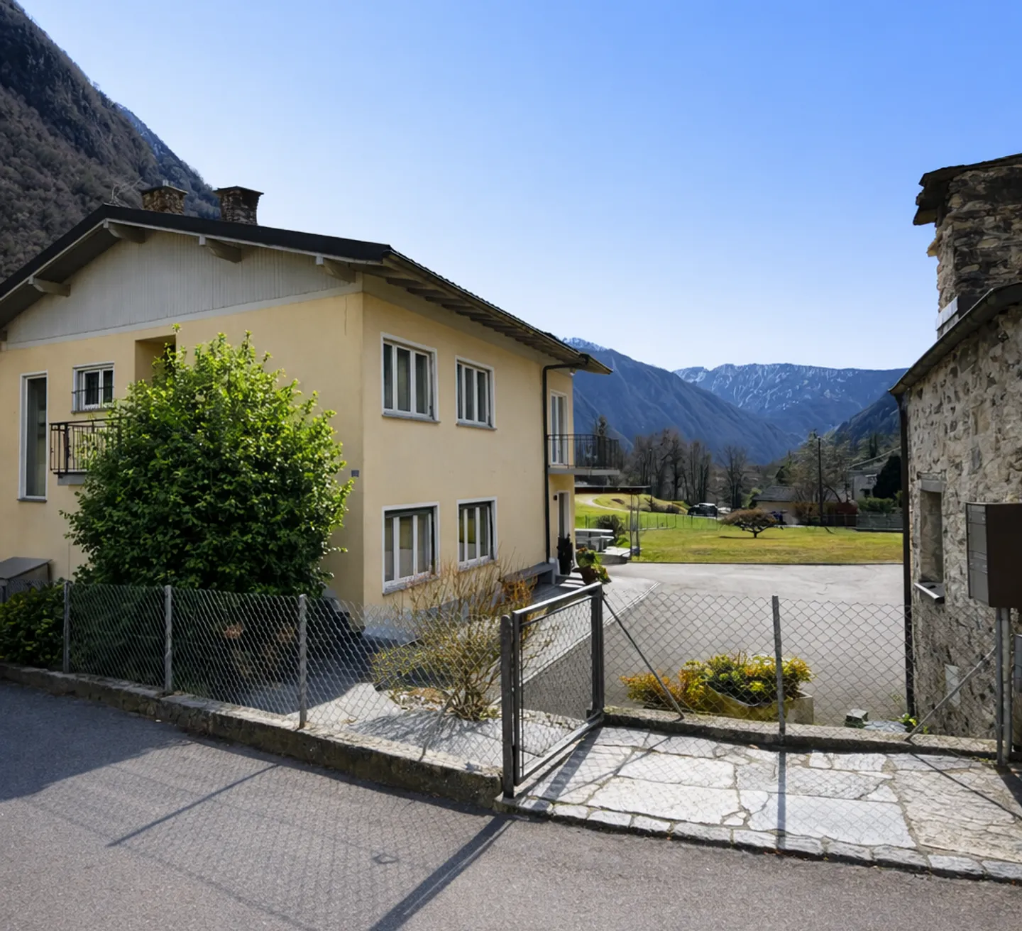 Maison avec deux appartements, intégrée dans le paysage verdoyant de Cama - Norantola - Photo 10 sur 10