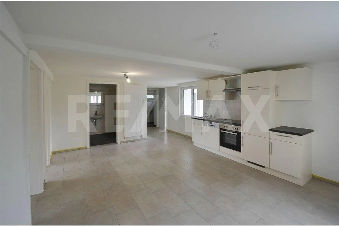 Old building charm meets comfort: 3-room apartment on the ground floor - Photo 1 of 7