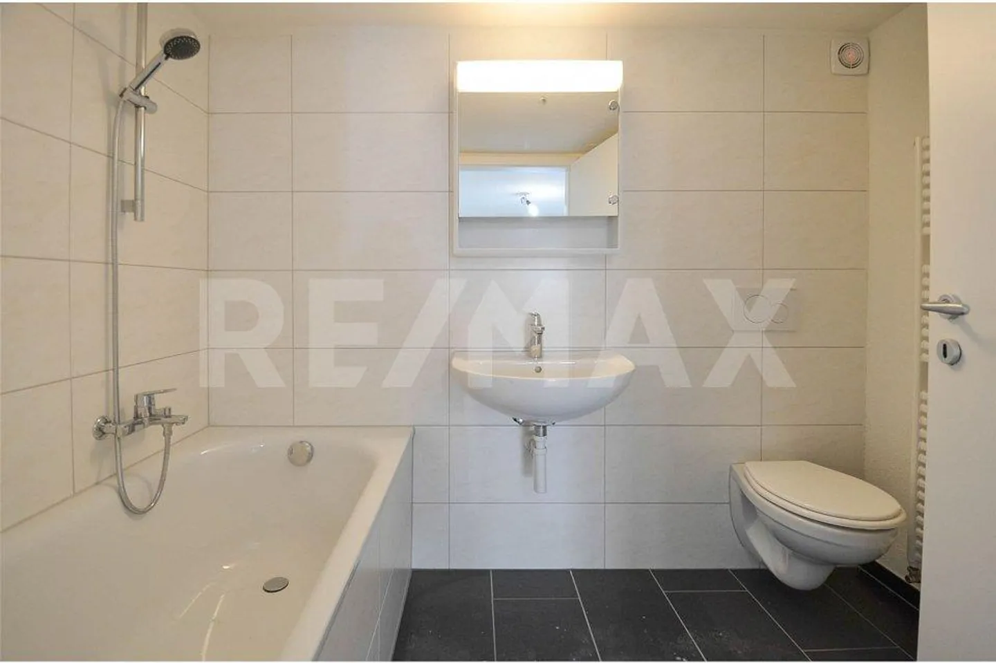 Old building charm meets comfort: 3-room apartment on the ground floor - Photo 5 of 7