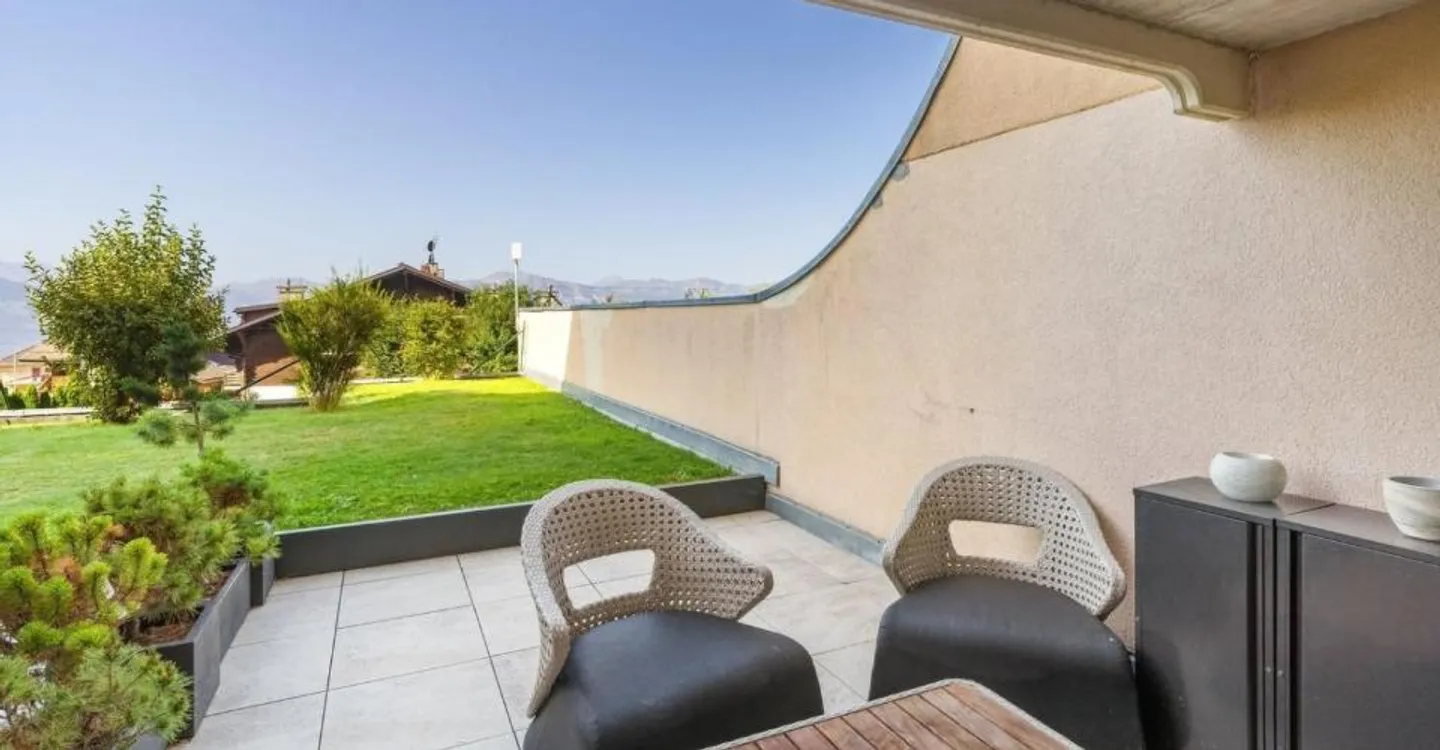 Appartement rénové avec piscine - Photo 2 sur 12