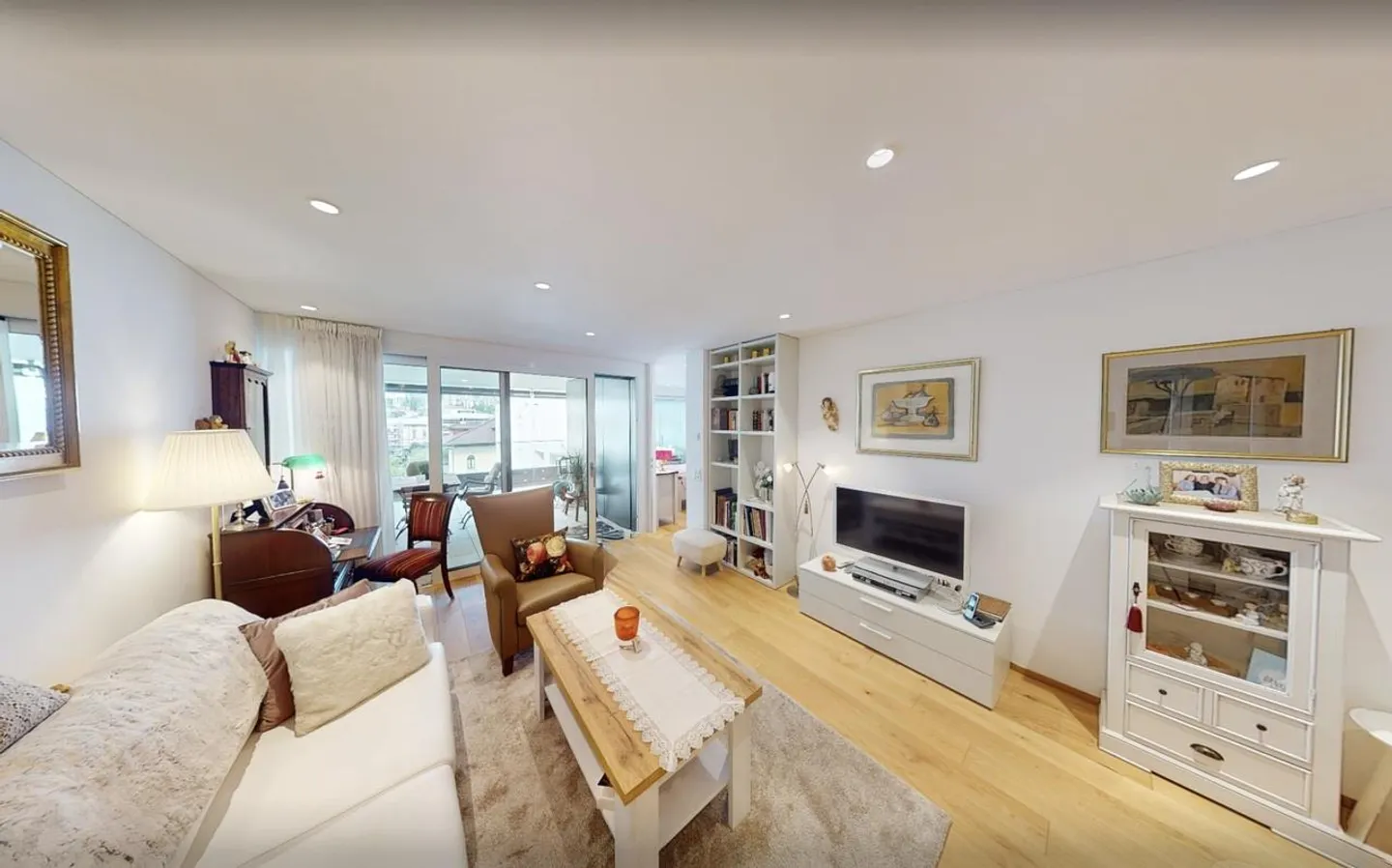 Central Terrace Apartment – Urban Living Meets Relaxation - Photo 6 of 8