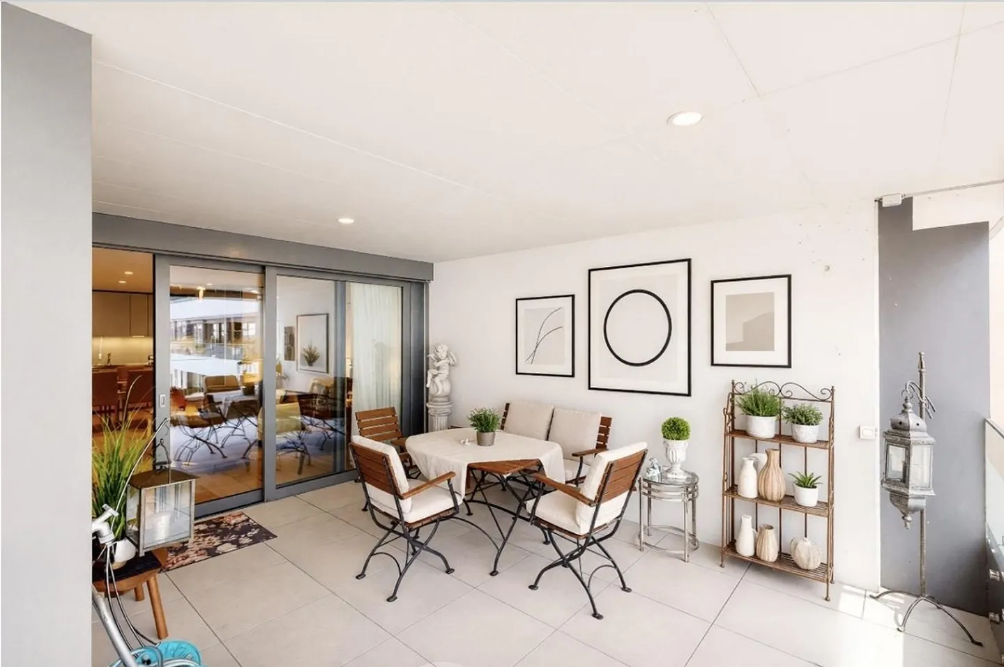 Central Terrace Apartment – Urban Living Meets Relaxation - Photo 3 of 8