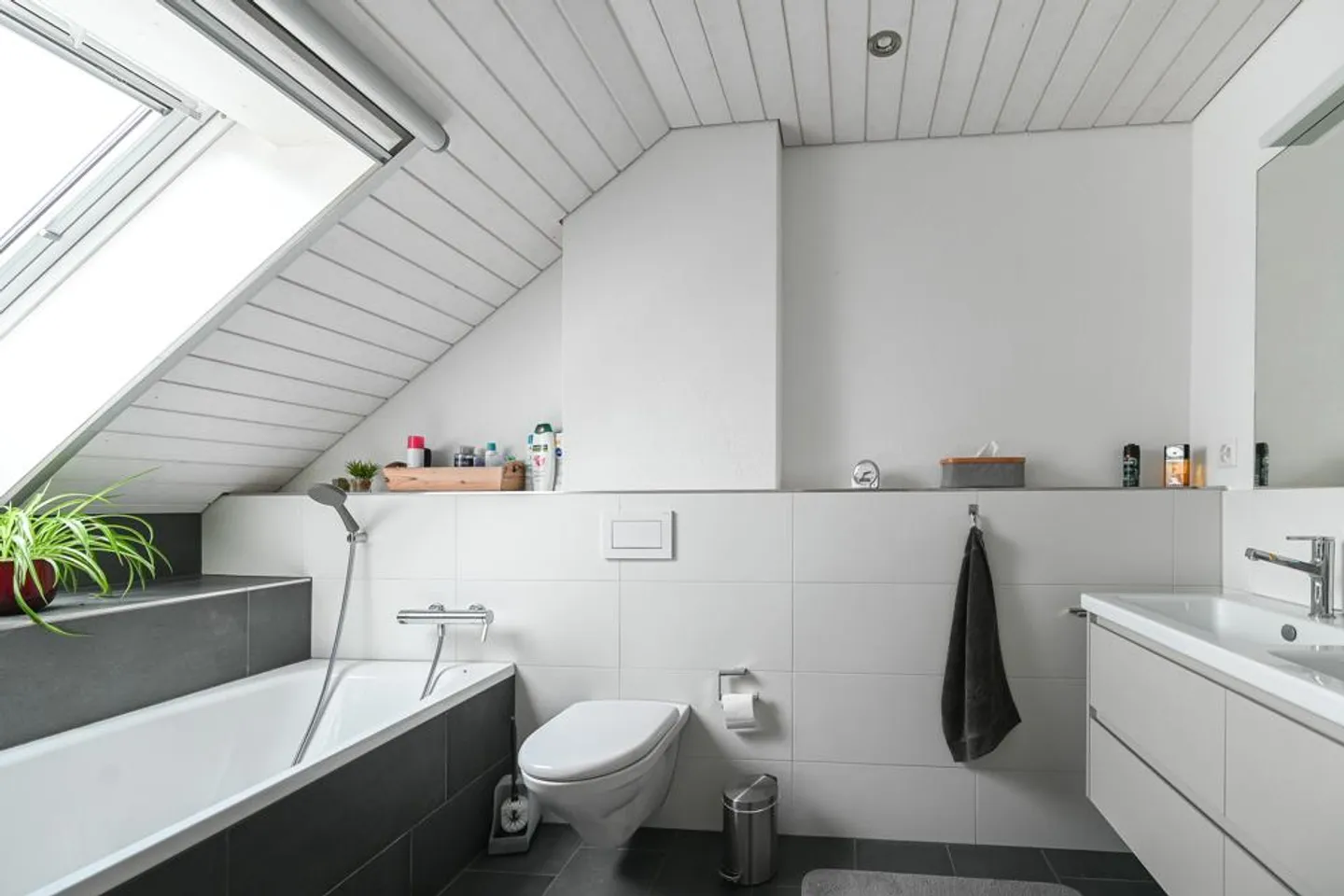 Sole, Stile e Comfort: Appartamento Moderno con Bella Loggia - Foto 6 di 7