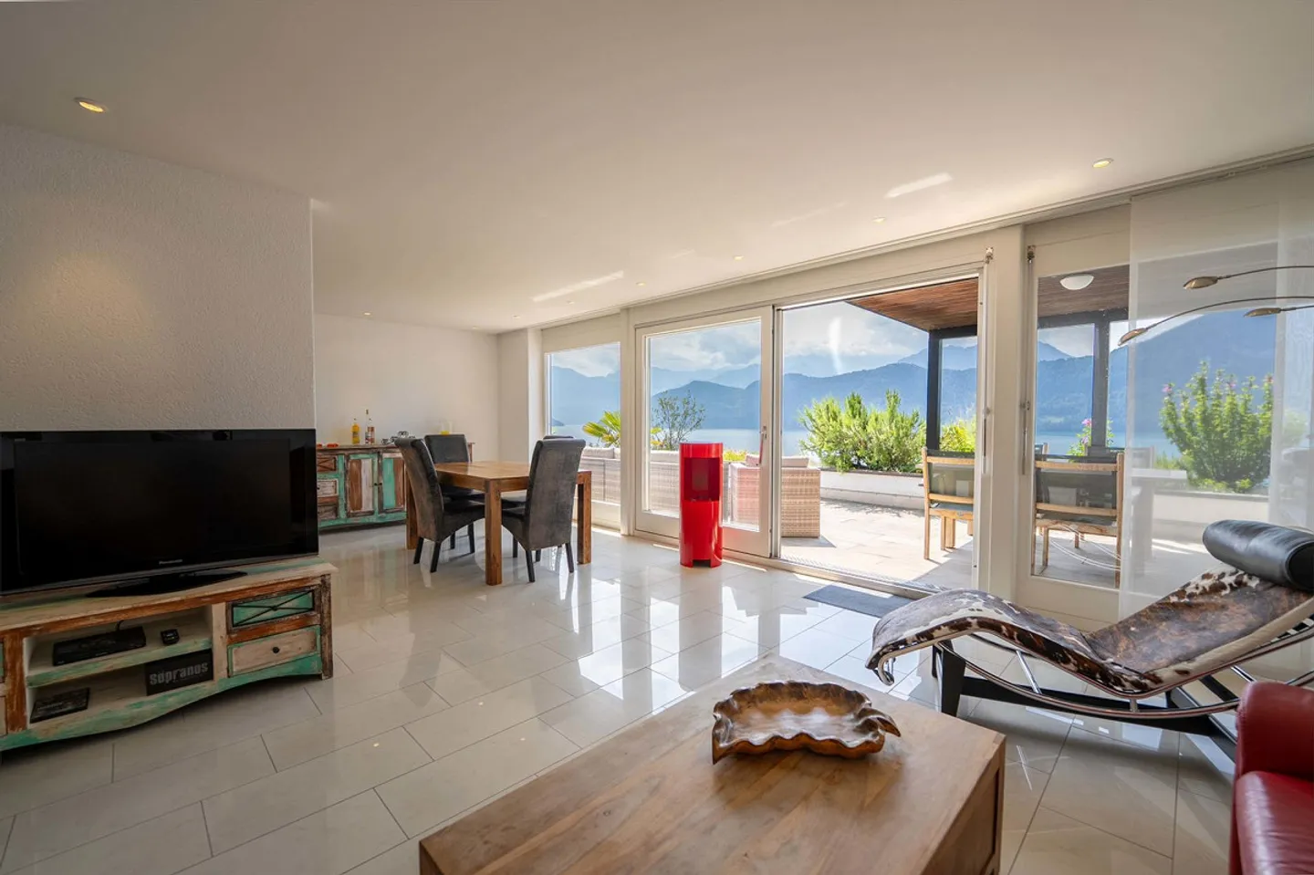 Large 2.5 Room Terrace Apartment with Panoramic Lake View - Photo 2 of 6