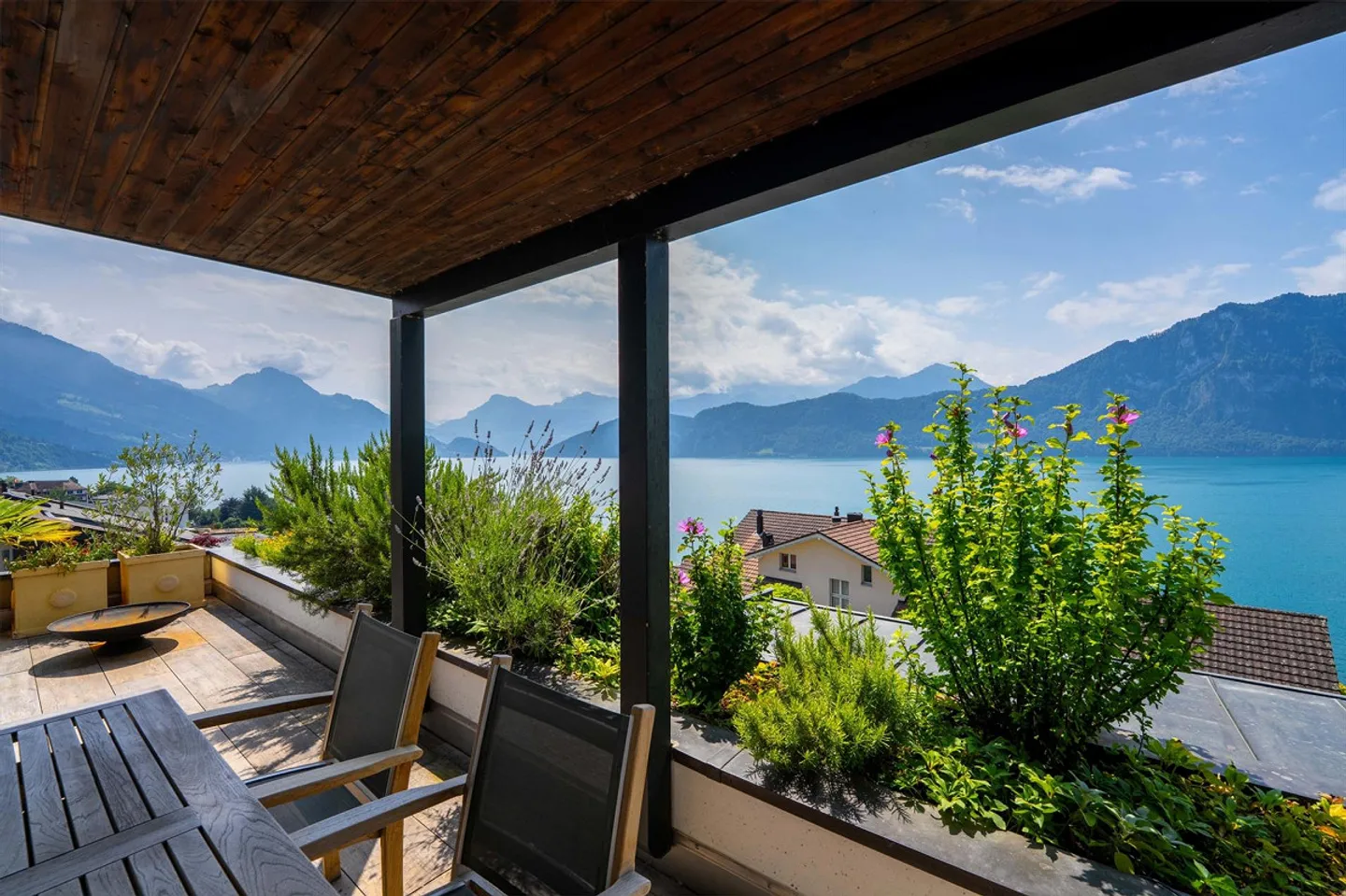 Large 2.5 Room Terrace Apartment with Panoramic Lake View - Photo 4 of 6