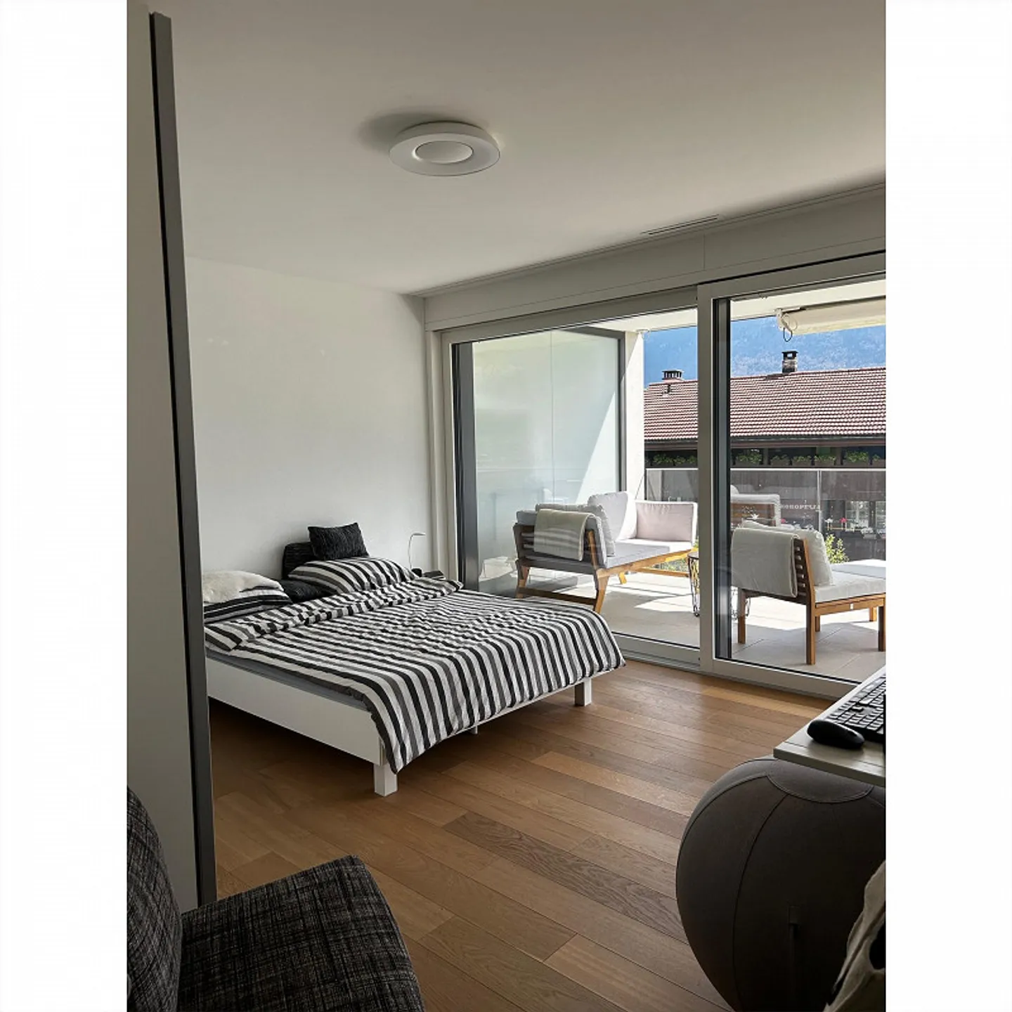 Appartamento soleggiato di 2,5 locali in affitto con grande terrazza e area verde - Foto 4 di 6