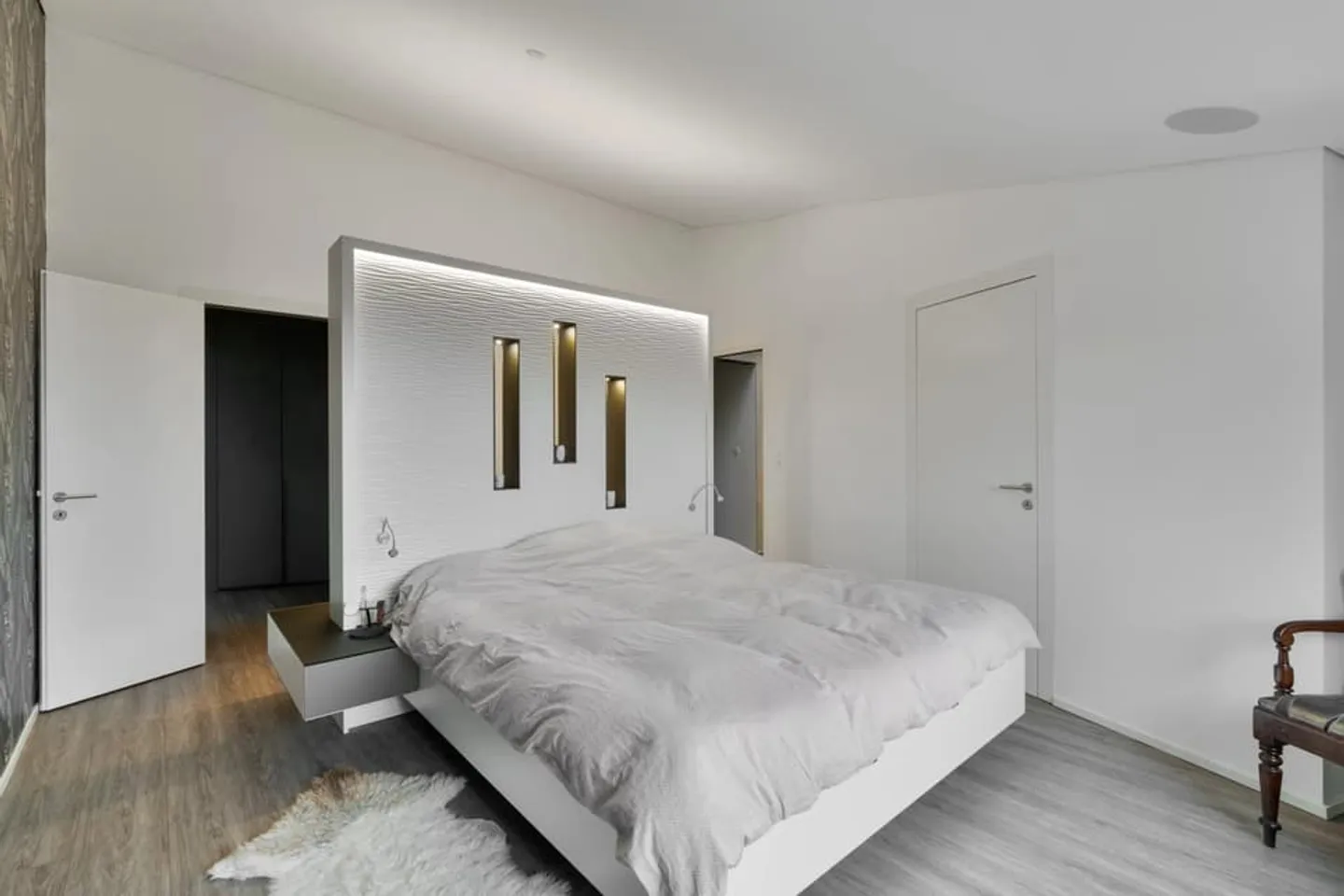 Modern property with swimming pool and unobstructed lake views - Photo 8 sur 13