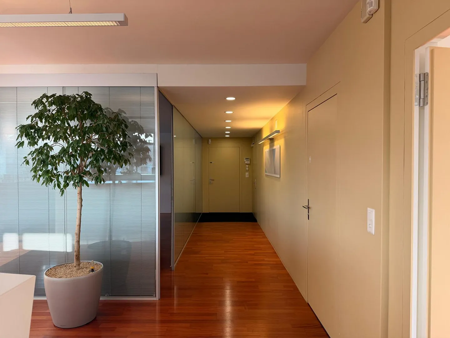 Spazio ufficio moderno in una posizione centrale - Foto 3 di 10