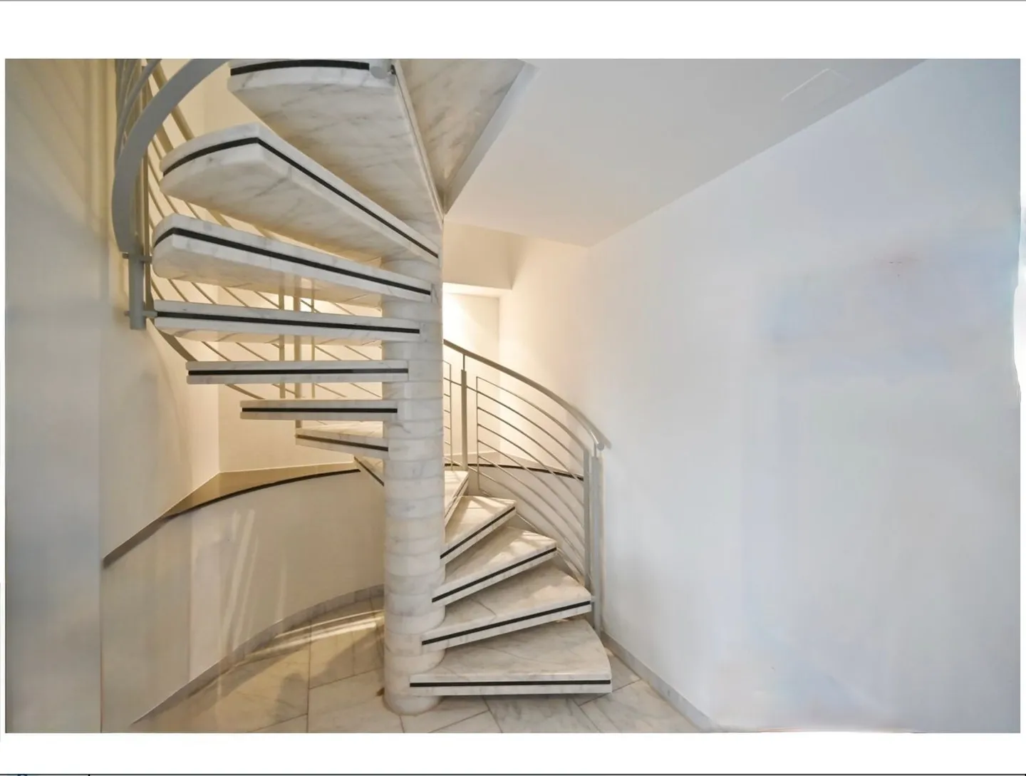 Exclusive 6.5-Room Apartment on Two Levels with Views in Riehen - Photo 11 of 18