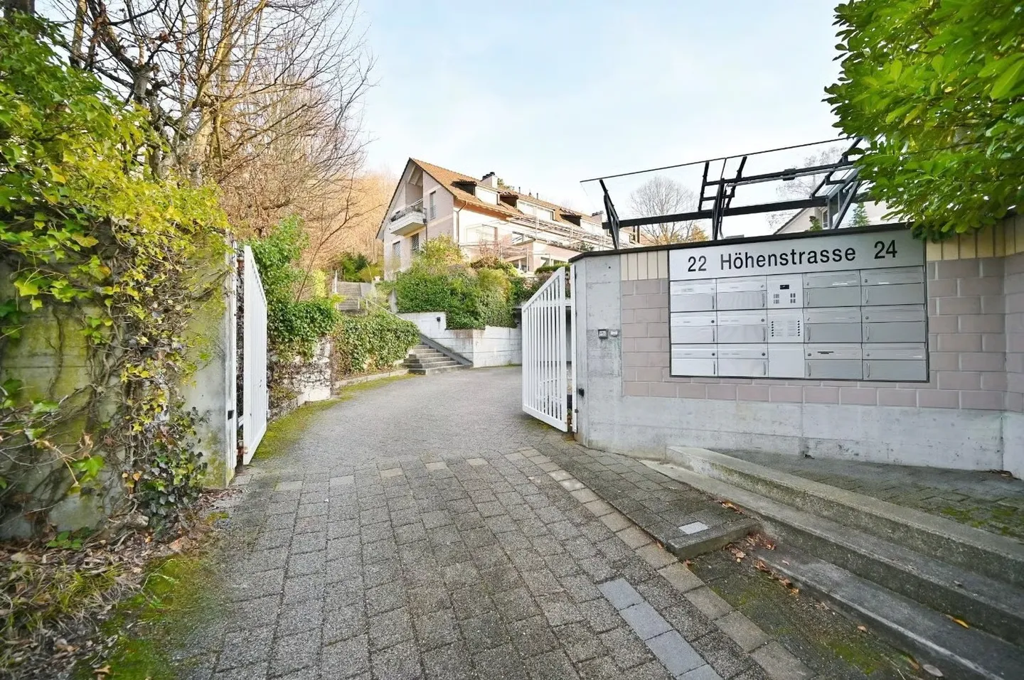 Exclusive 6.5-Room Apartment on Two Levels with Views in Riehen - Photo 16 of 18