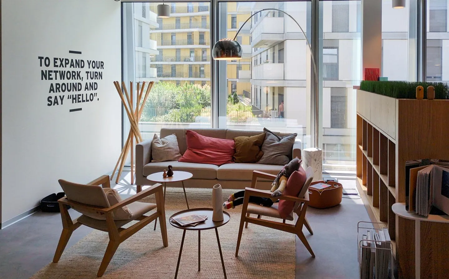 Un ufficio di coworking con architettura notevole per 10 persone presso Spaces Quartier de l'Étang - Foto 5 di 16