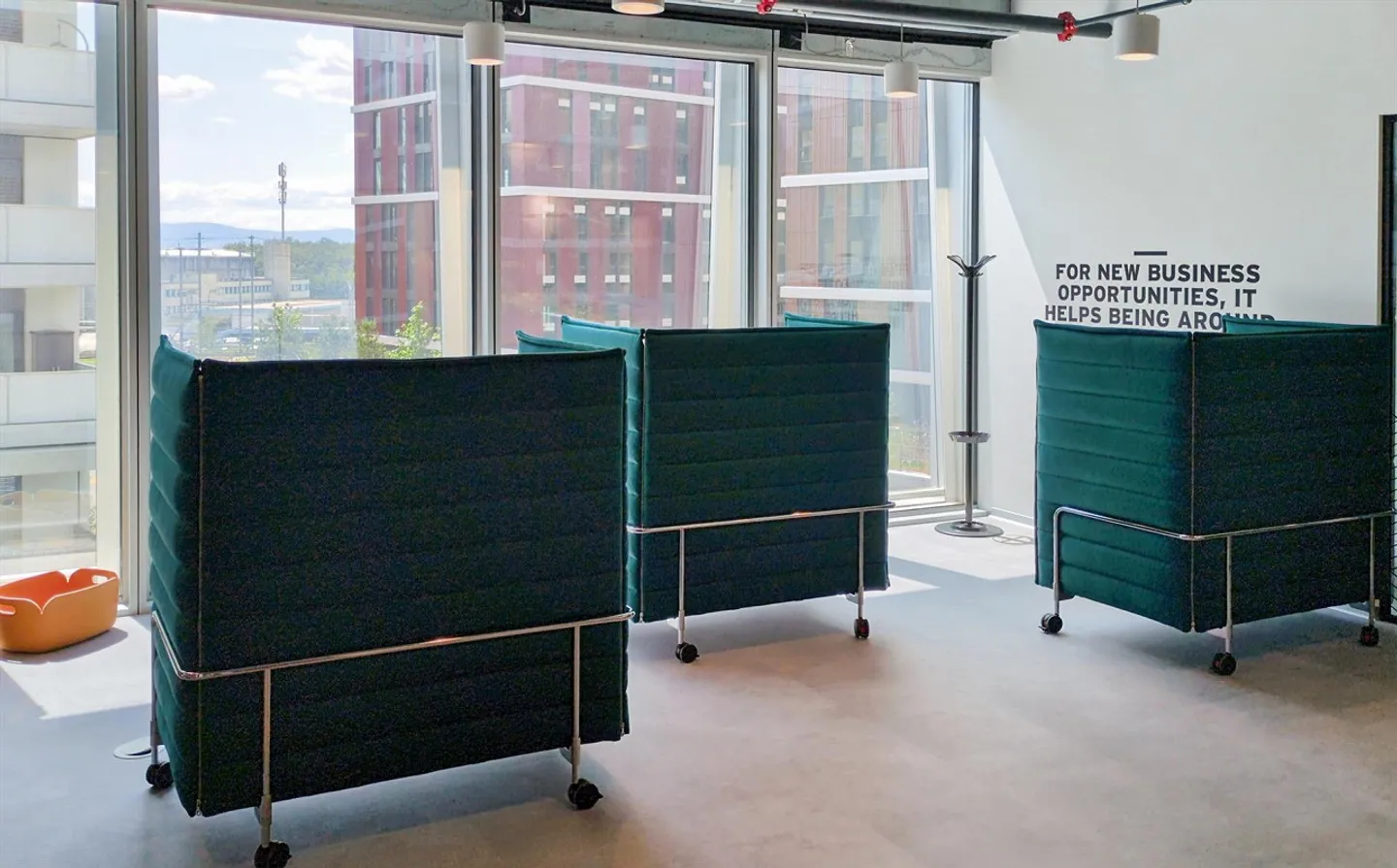 Un ufficio di coworking con architettura notevole per 10 persone presso Spaces Quartier de l'Étang - Foto 7 di 16