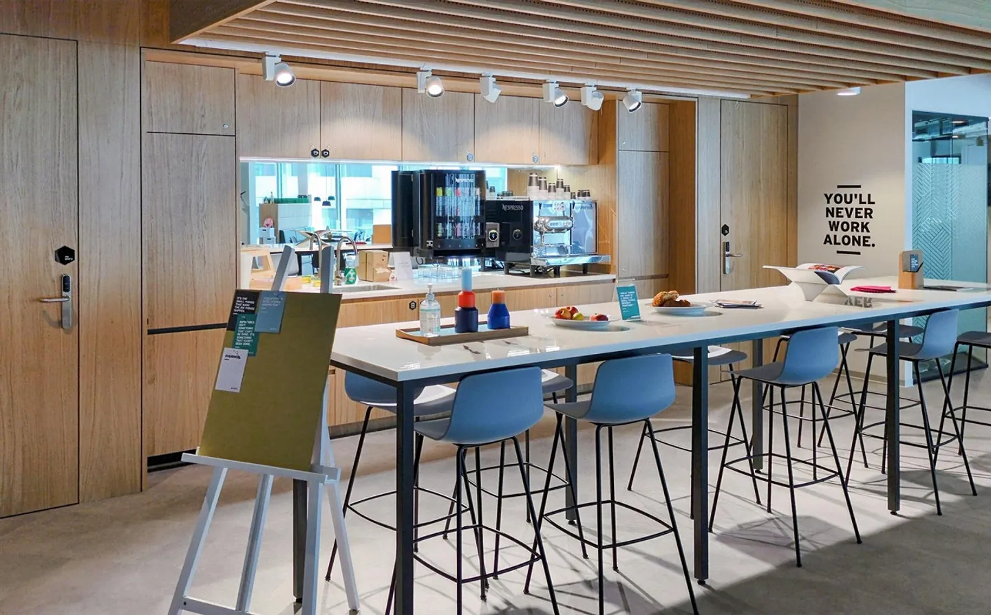 Un ufficio di coworking con architettura notevole per 10 persone presso Spaces Quartier de l'Étang - Foto 11 di 16