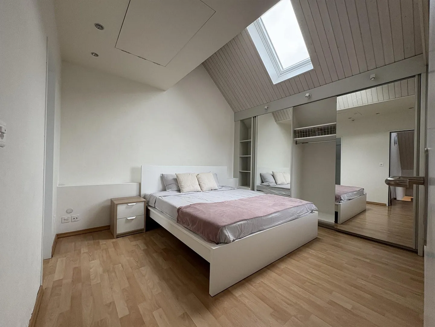 Appartamento arredato di 3,5 stanze in una posizione tranquilla a Schwerzenbach - Foto 4 di 11