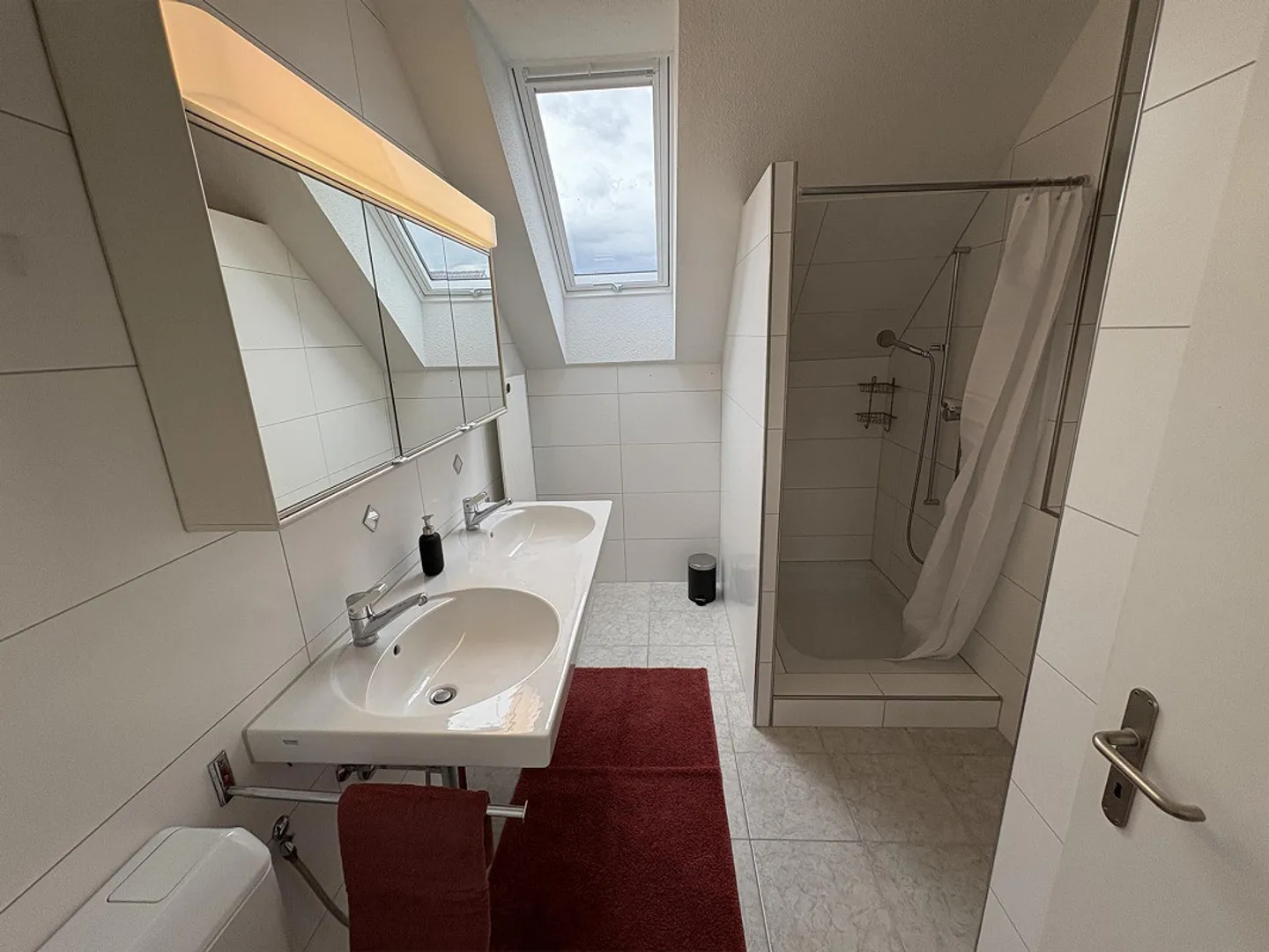 Appartamento arredato di 3,5 stanze in una posizione tranquilla a Schwerzenbach - Foto 5 di 11