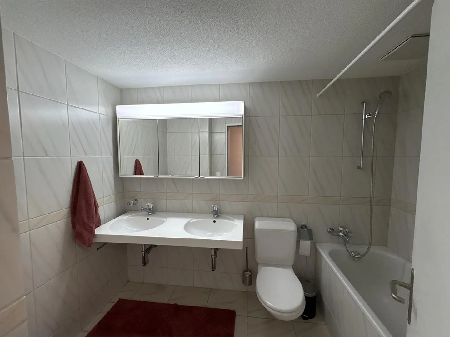 Appartamento arredato di 3,5 stanze in una posizione tranquilla a Schwerzenbach - Foto 7 di 11