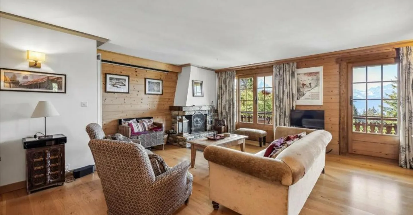 Le Granit: Renovated 4-Bedroom Apartment at the Domaine de la Résidence - Photo 4 of 12