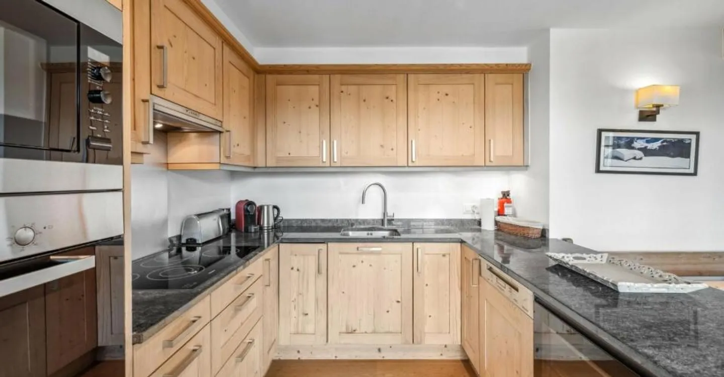 Le Granit: Renovated 4-Bedroom Apartment at the Domaine de la Résidence - Photo 7 of 12