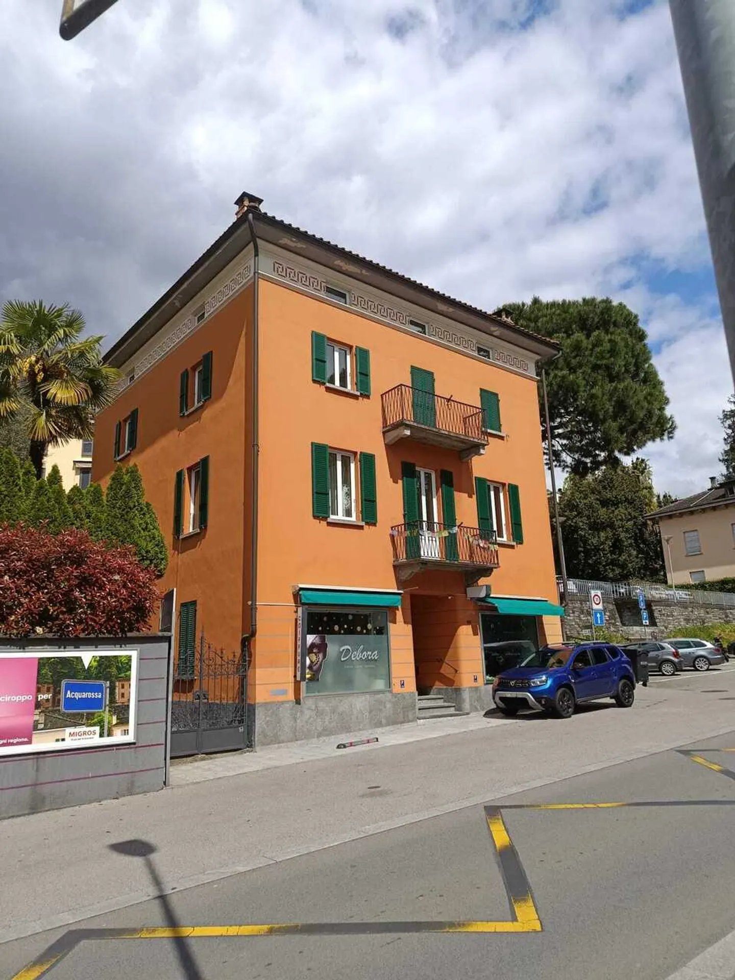 Casa tipica a reddito nel cuore di Muralto - 2 negozi e 3 appartamenti - Photo 2 of 11