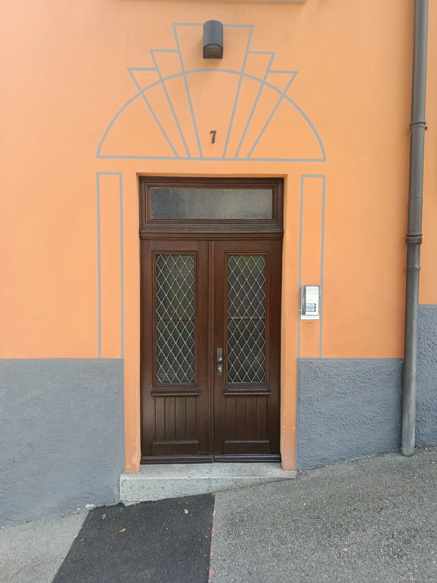 Casa tipica a reddito nel cuore di Muralto - 2 negozi e 3 appartamenti - Photo 4 of 11