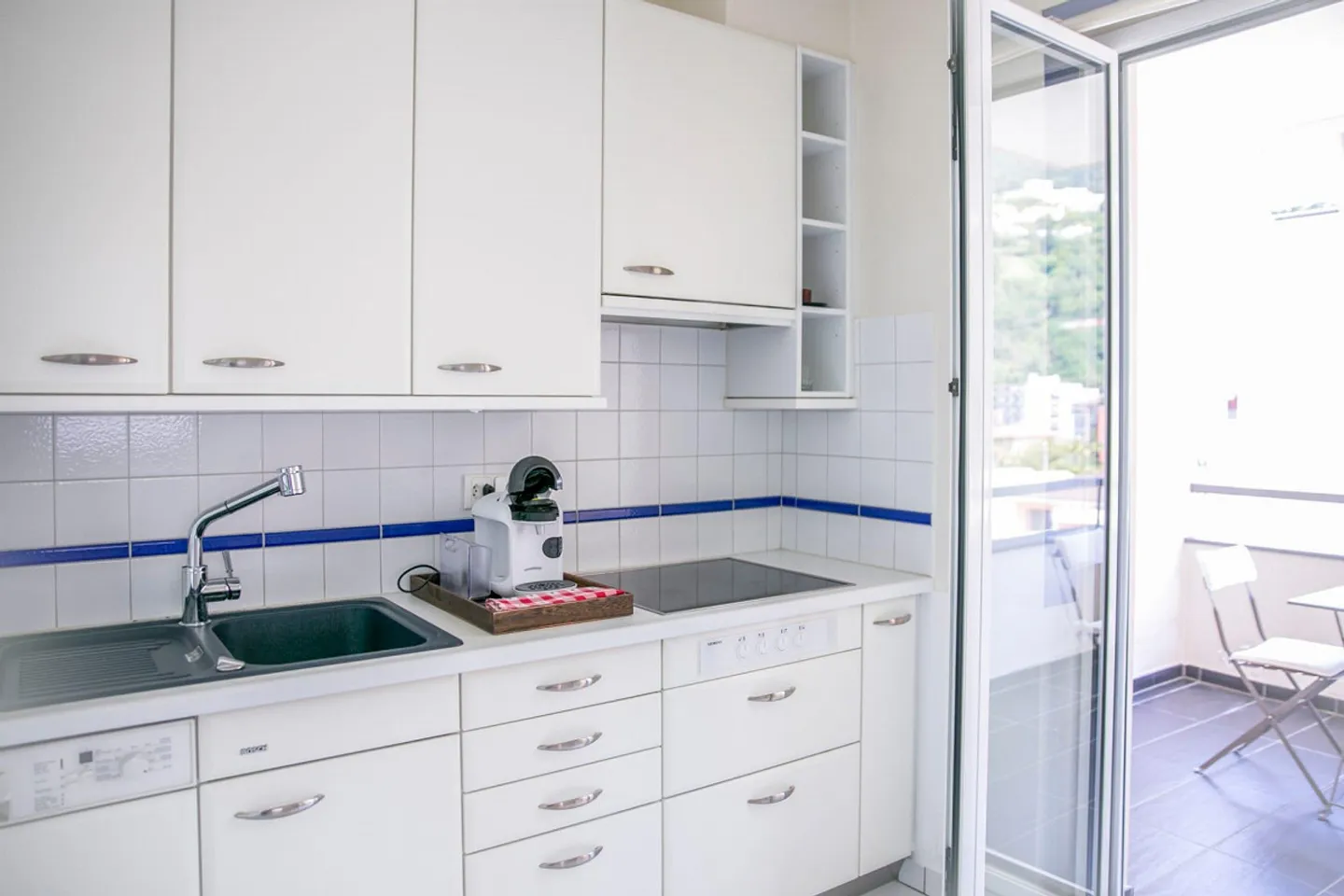 Furnished 2.5-room apartment Central location, quiet, sunny with lake view - Photo 1 of 17