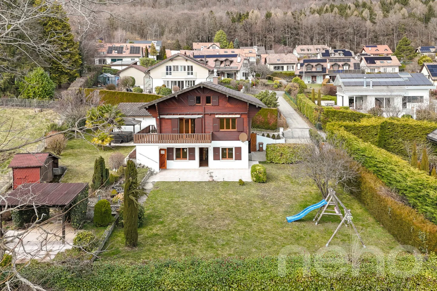 Eine seltene Gelegenheit: geräumiges Chalet mit großem Potenzial in Genolier - Foto 2 von 12