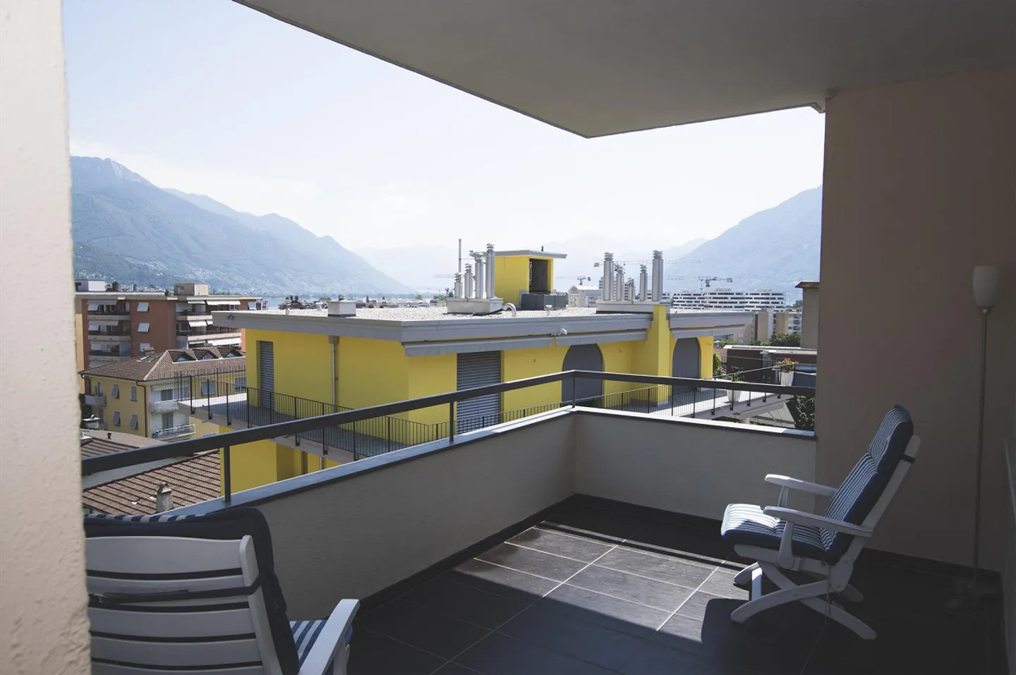 Furnished 2.5-room apartment Central location, quiet, sunny with lake view - Photo 3 of 17