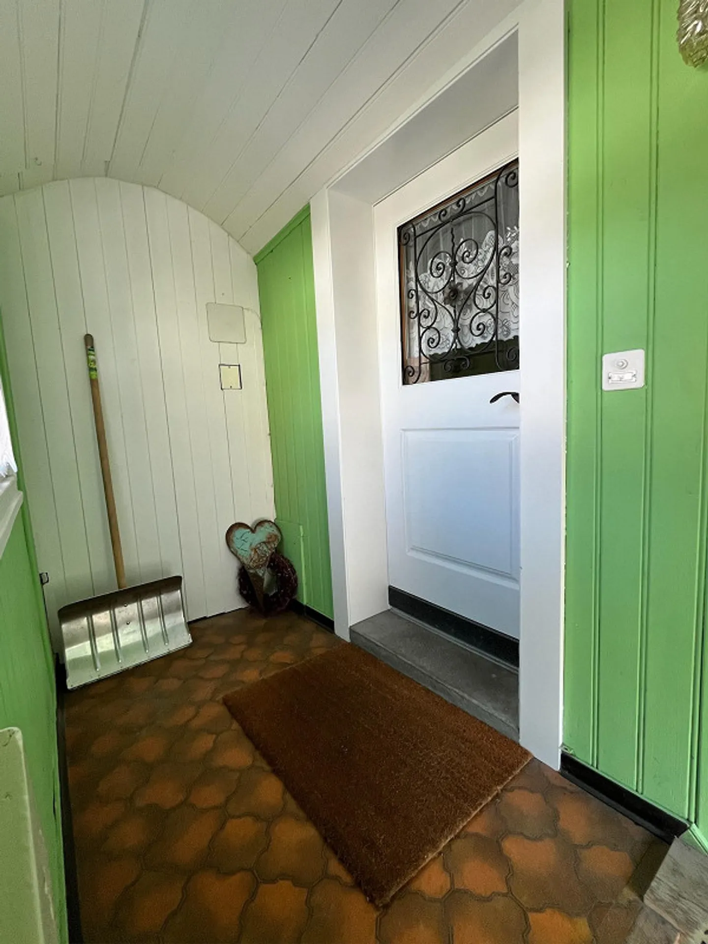 Charming 4.5-Room House with Tiled Stove & Modern Amenities - Photo 2 of 18