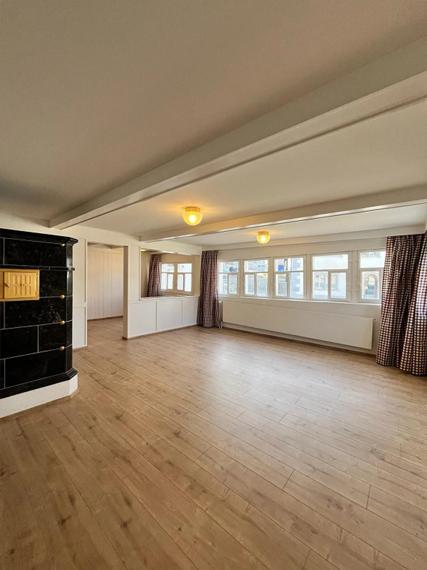 Charming 4.5-Room House with Tiled Stove & Modern Amenities - Photo 4 of 18