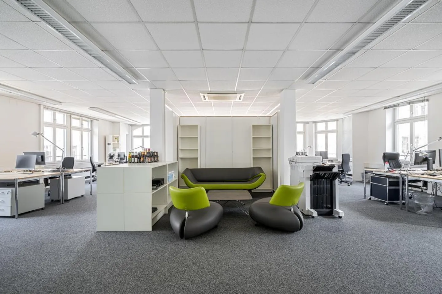 Spacious office premises in an attractive location - Photo 2 of 11