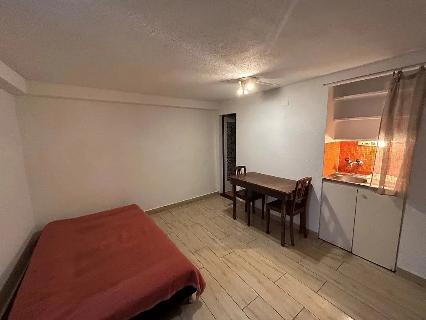 Studio arredato al piano terra - Foto 2 di 6