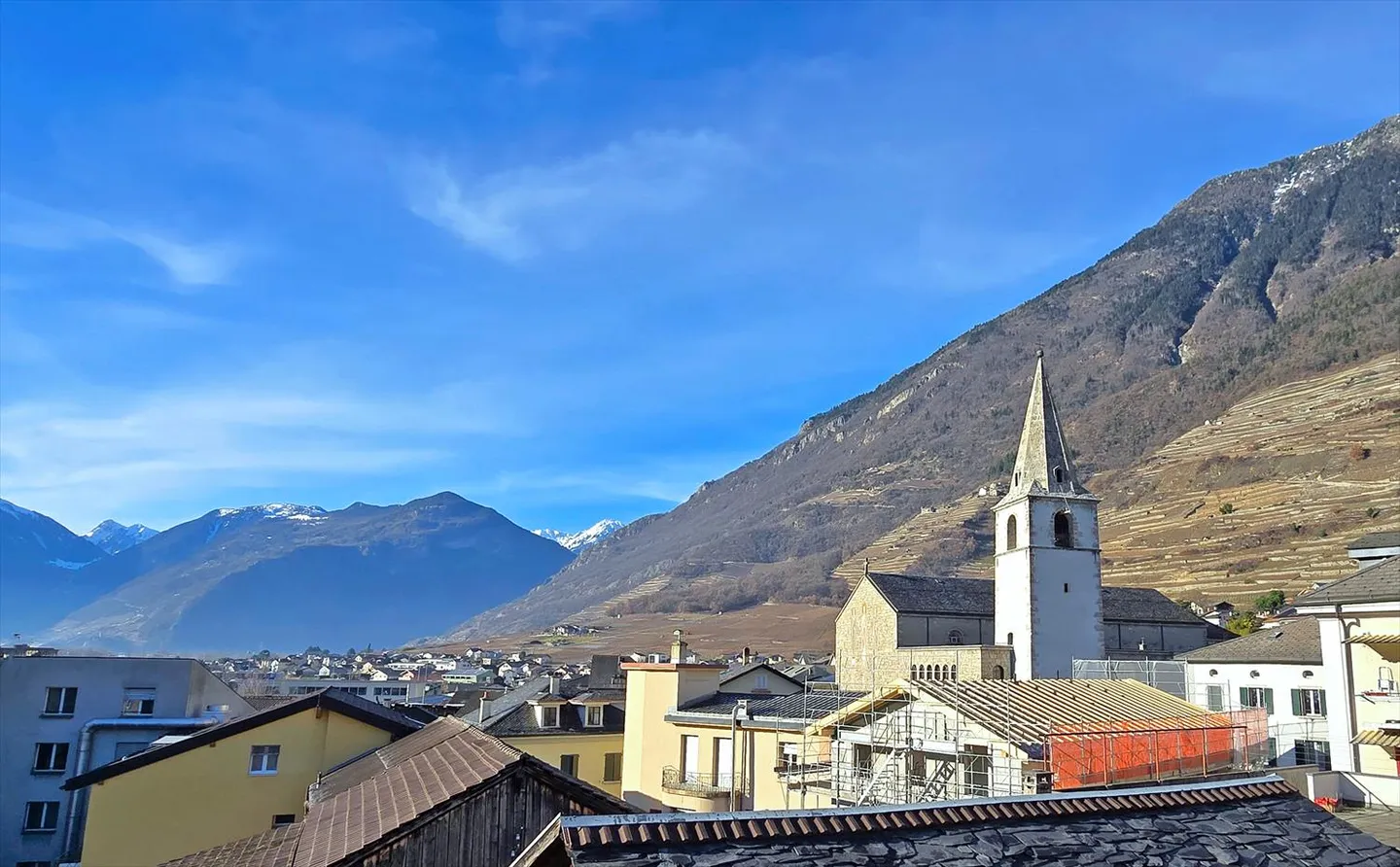 Residential building - Photo 2 of 2