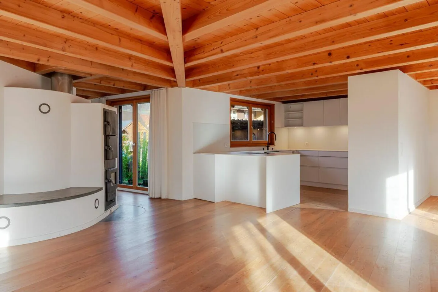 Cozy and Detached 4.5 Room Single Family Home in Bungalow Style - Photo 2 of 13