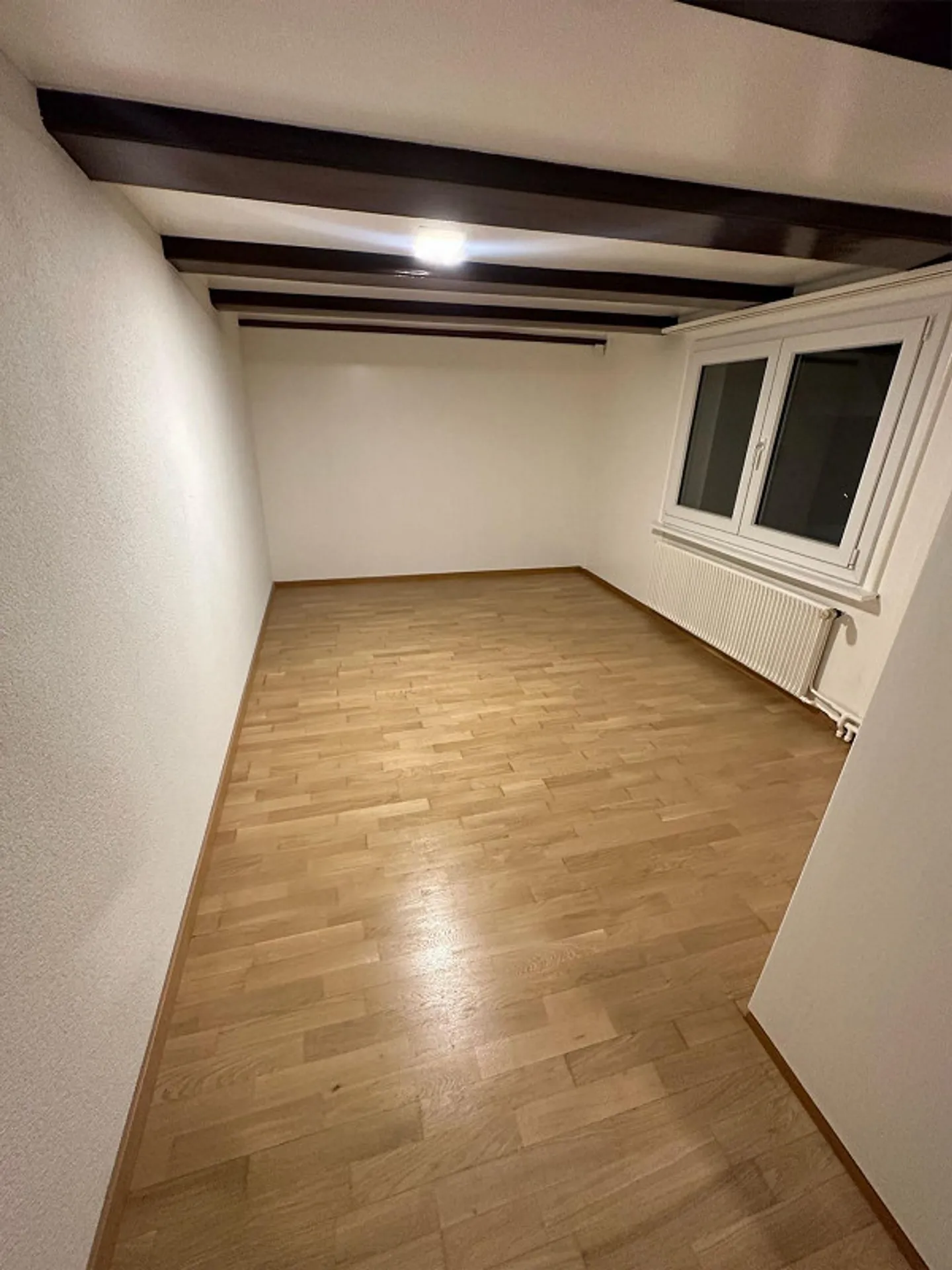 Appartamento spazioso e ristrutturato di 4,5 locali al 1° piano - Foto 13 di 24