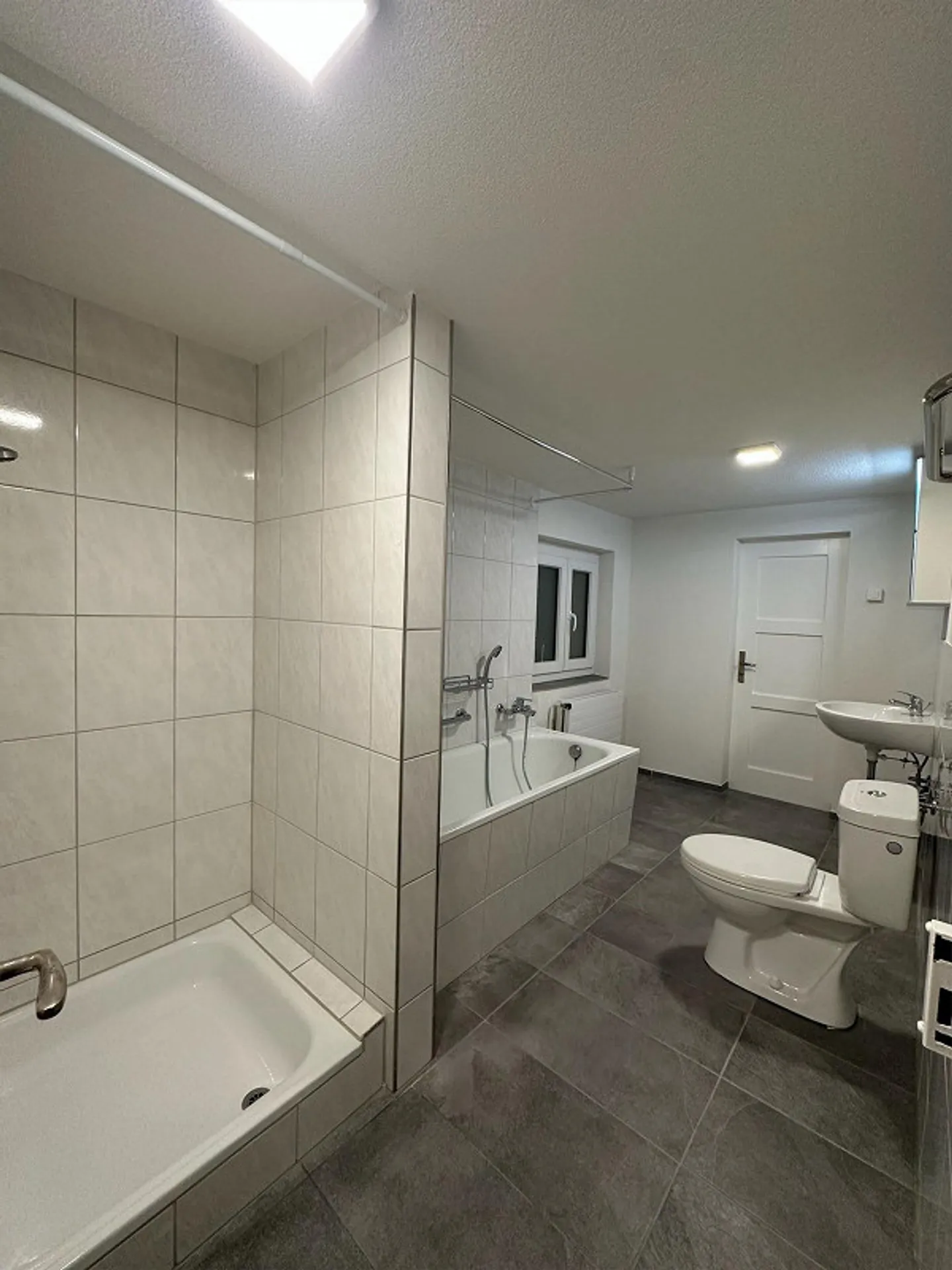 Appartamento spazioso e ristrutturato di 4,5 locali al 1° piano - Foto 18 di 24