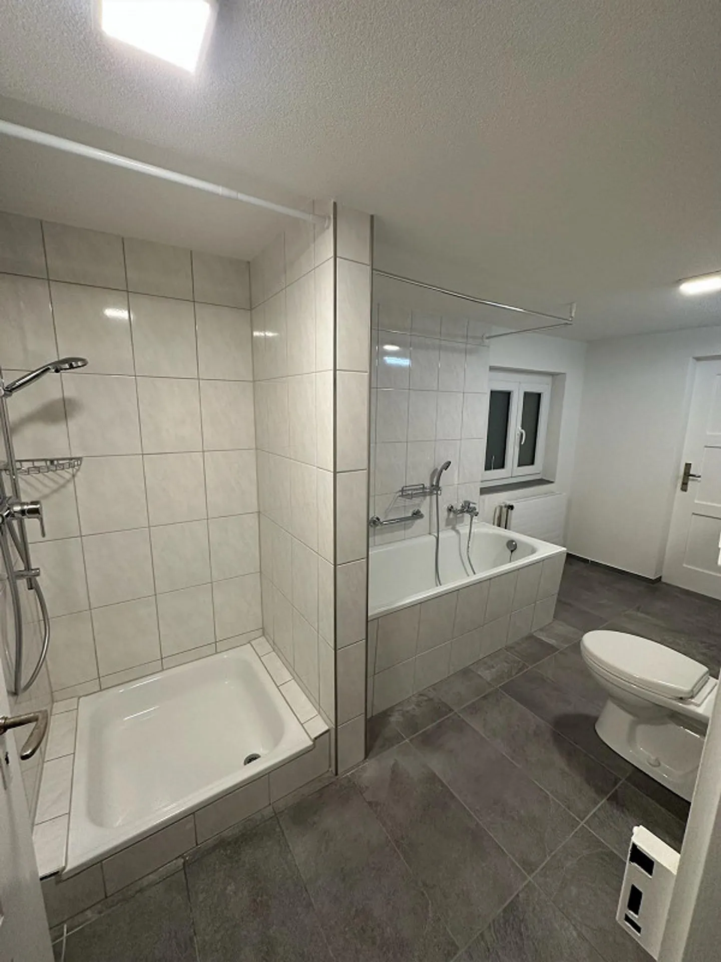 Appartamento spazioso e ristrutturato di 4,5 locali al 1° piano - Foto 19 di 24