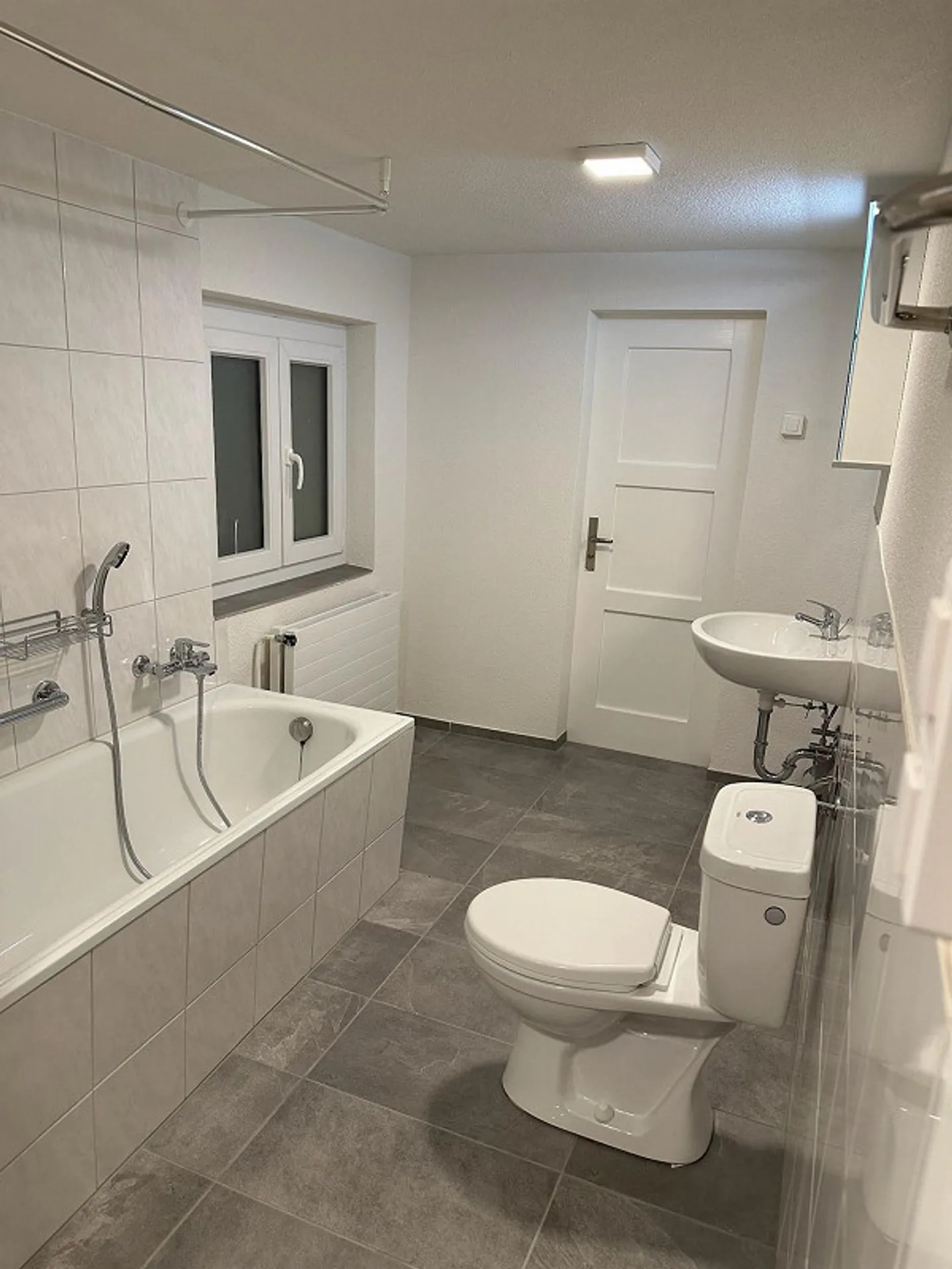 Appartamento spazioso e ristrutturato di 4,5 locali al 1° piano - Foto 20 di 24