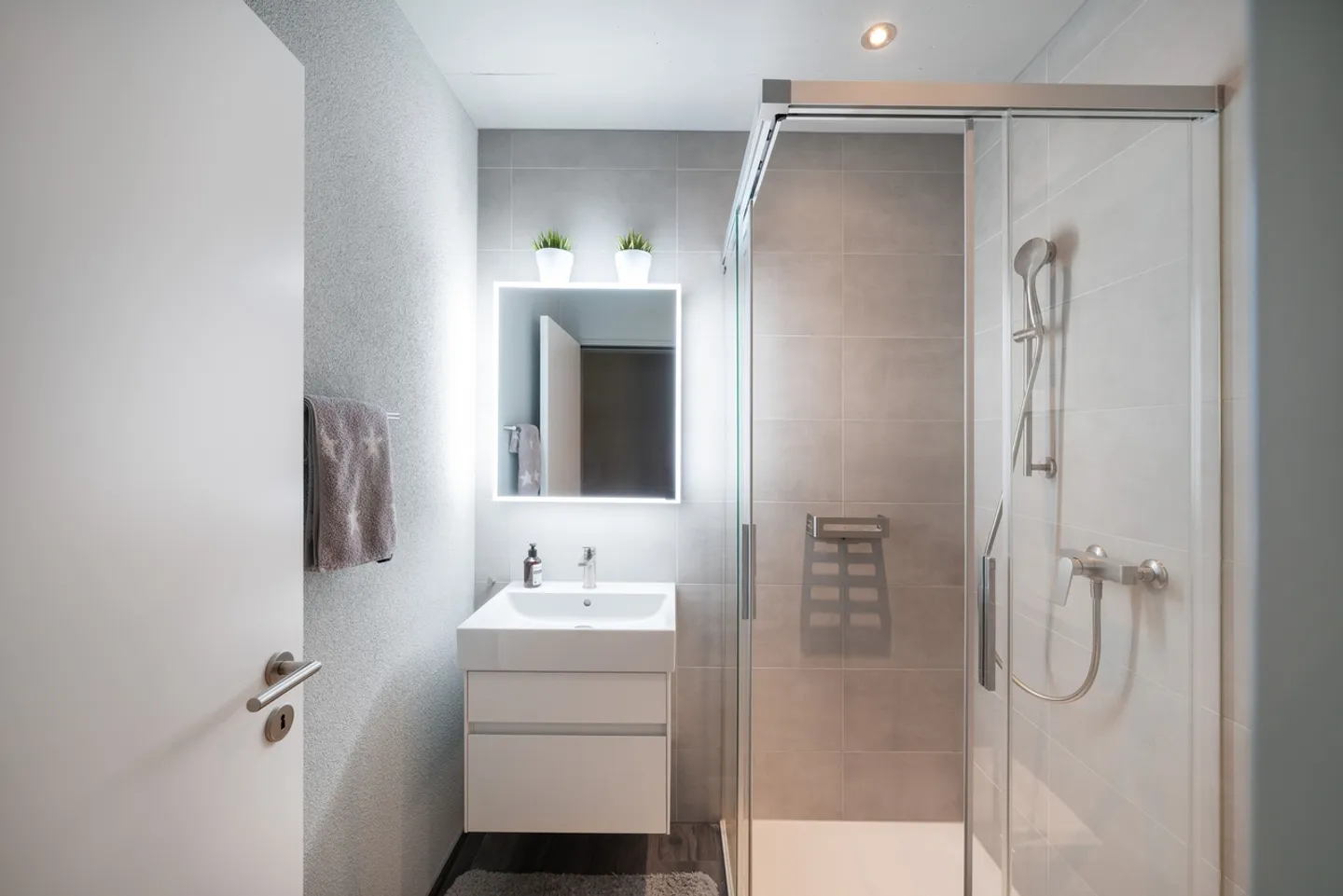 3.5-Room Ground Floor Apartment with Lake View – Living in Dream... - Photo 7 of 10