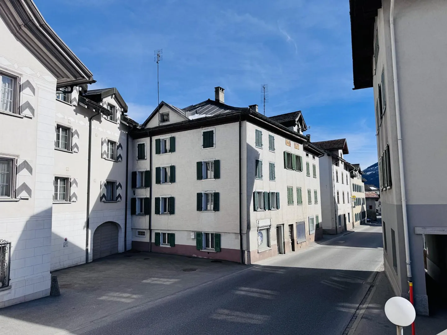 Ampio appartamento di 5,5 stanze su tre piani nel centro del villaggio di Trun - Foto 1 di 7