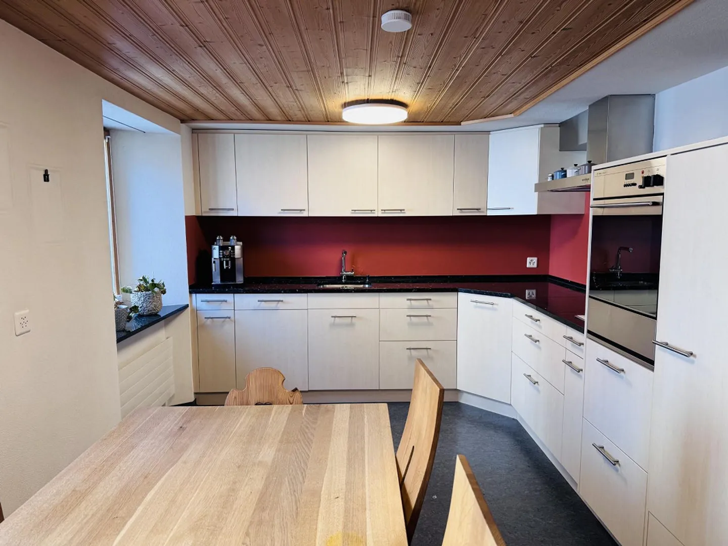 Ampio appartamento di 5,5 stanze su tre piani nel centro del villaggio di Trun - Foto 2 di 7