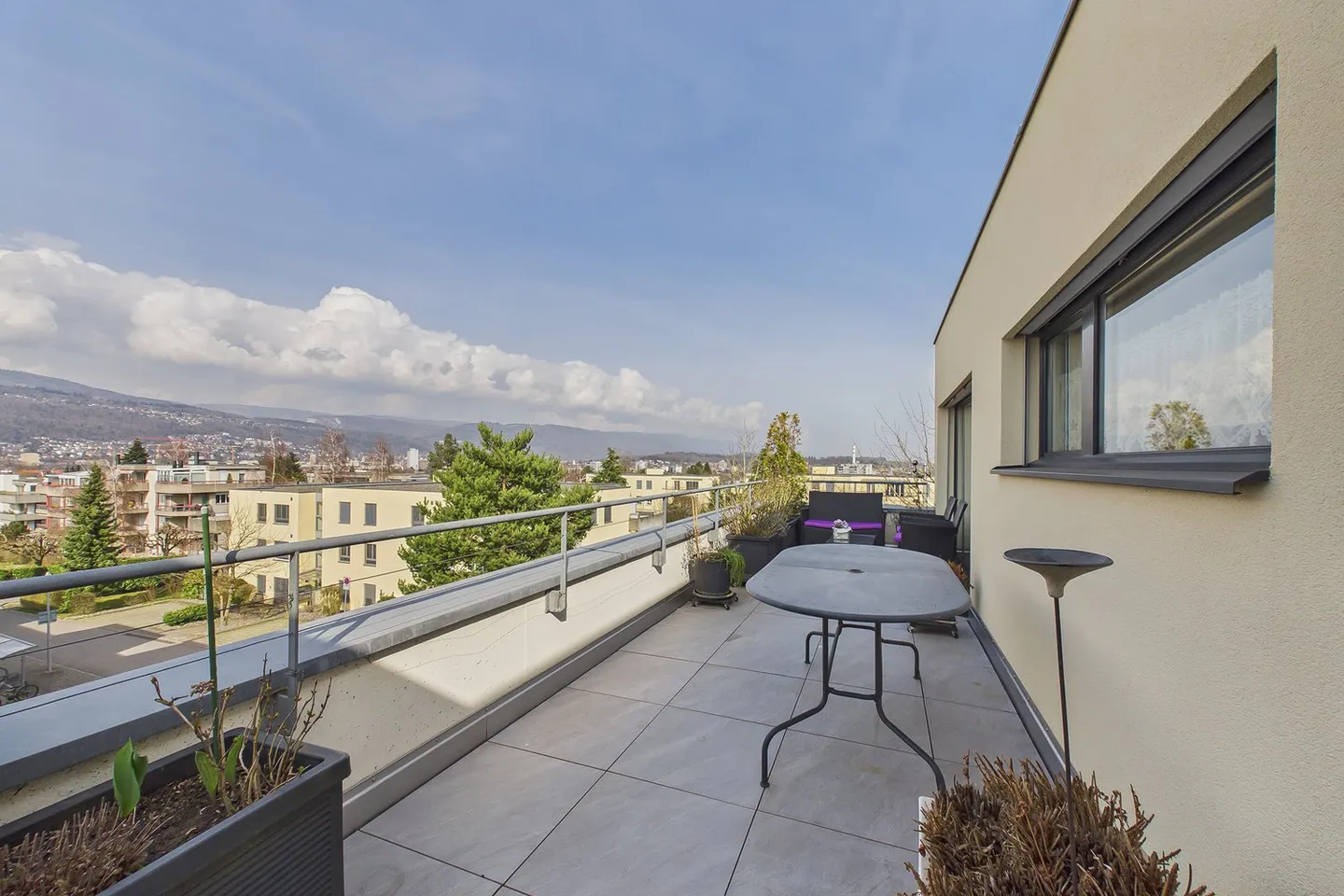 Vivre au-dessus des toits – Appartement penthouse élégant de 4,5 pièces avec trois terrasses - Photo 5 sur 13