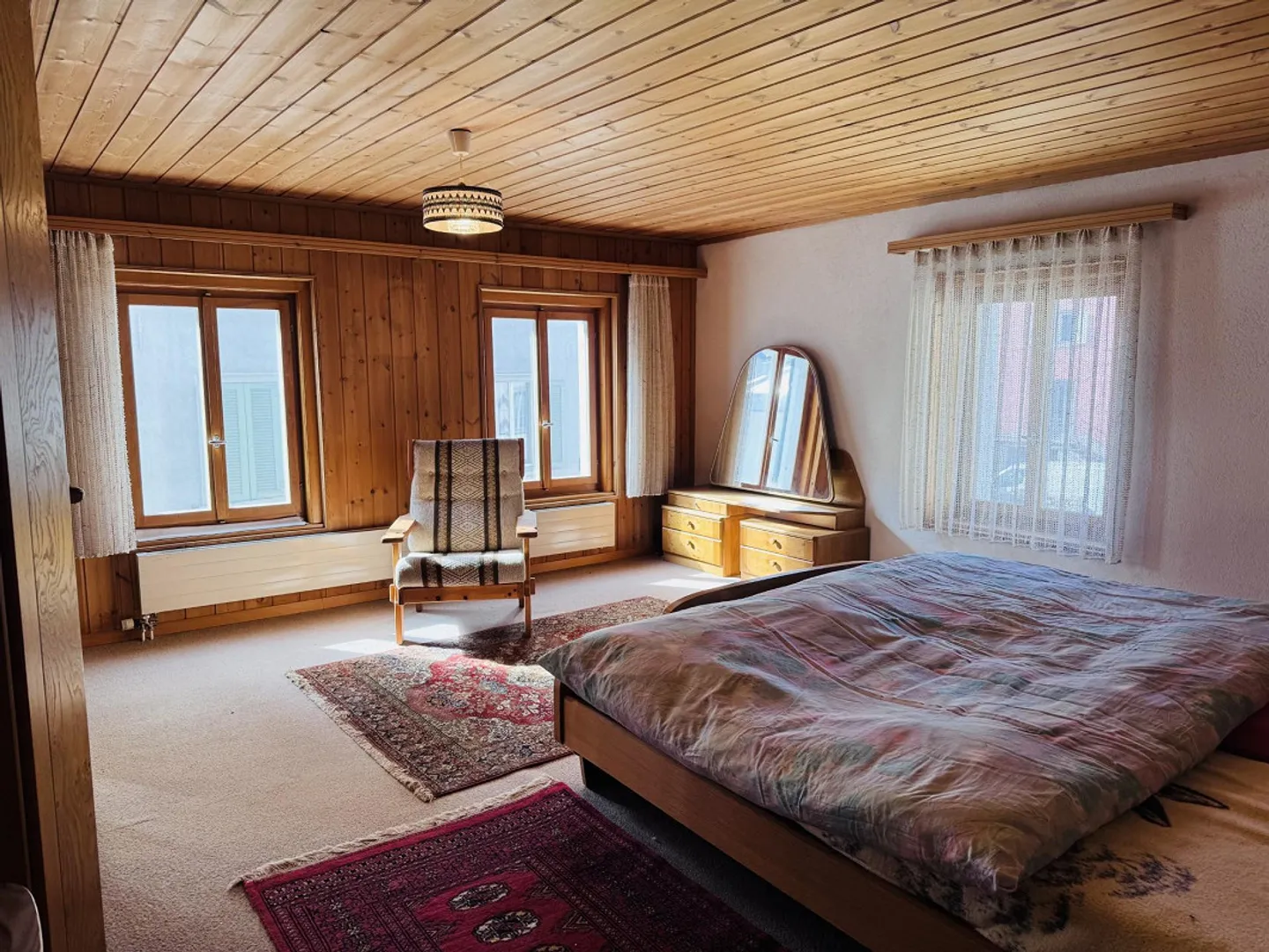 Ampio appartamento di 5,5 stanze su tre piani nel centro del villaggio di Trun - Foto 4 di 7